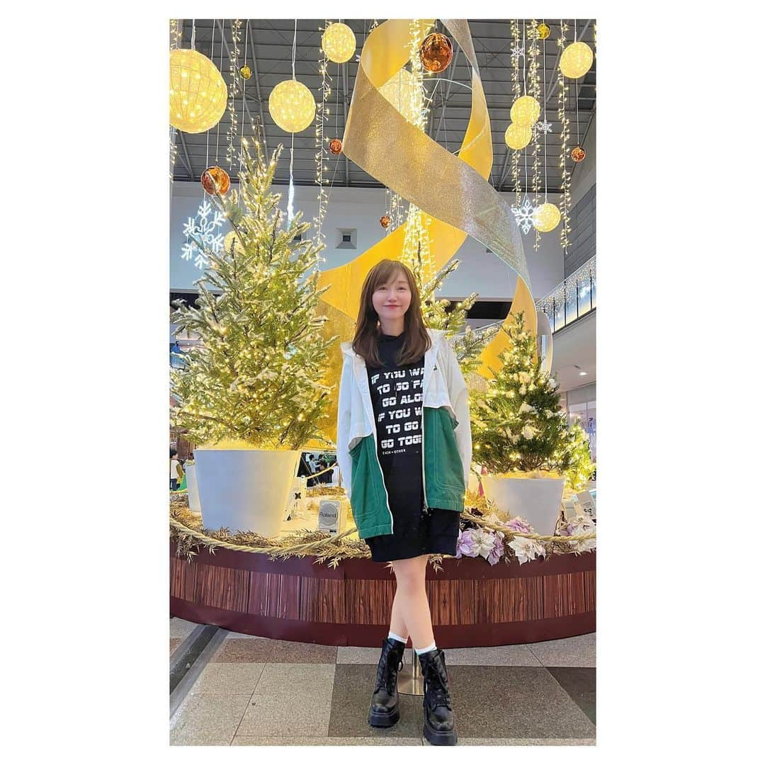 開高明日香のインスタグラム：「街がキラキラしてきた🎄 クリスマスソングも流れてきた🎅  そして突然の気まぐれOOTD☺︎  今日のファッションのポイントは。。。 ブーツからチラ見えのファミマソックス⁉️🙄笑  ジャケット @numeroventuno ✖️FILA スウェットワンピース @eachxother  ブーツ@zara   #3枚目 #何故にGLAYポーズ🙄 #太ももからクロスにして少しでも足長効果🤭 #ファミマソックス #OOTD」