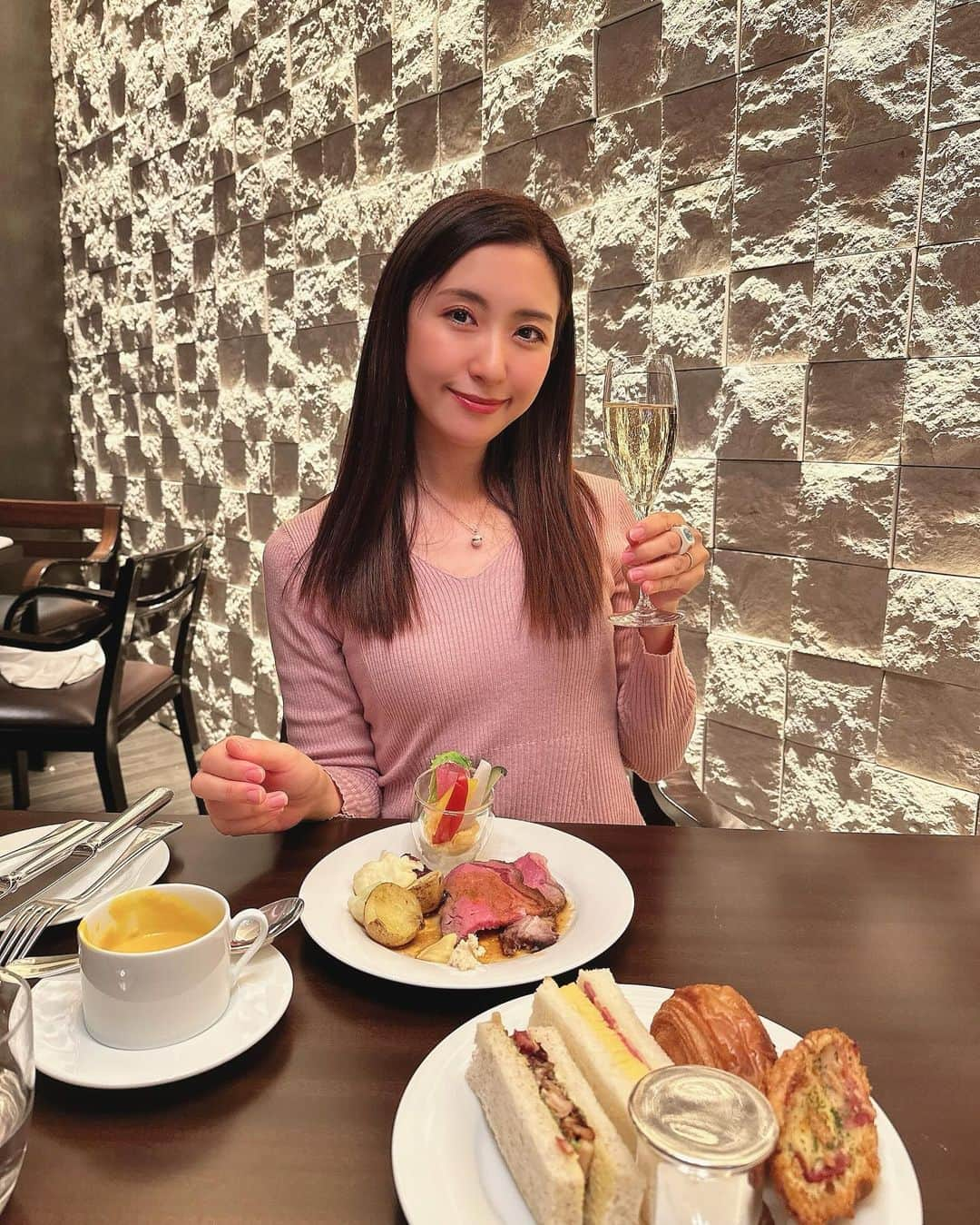 mimiさんのインスタグラム写真 - (mimiInstagram)「グランドハイアット、フレンチキッチンのビュッフェ🤍✨ @grandhyatttokyo   私の好みだった😋✨ フレンチトーストが本当に絶品🥺🤍🤍 息子もビュッフェで食べれるものが増えてきて嬉しいな☺️✨  ホテルもクリスマスモードでオーナメントにきゅんとした😌🤍 ・ #グランドハイアット #グランドハイアット東京 #グランドハイアット六本木 #フレンチキッチン #ザフレンチキッチン #ランチビュッフェ #ランチビュッフェ東京 #ホテルランチビュッフェ #フレンチトースト部 #絶品フレンチトースト #食いしん坊倶楽部 #グルメ部 #家族ランチ #休日ランチ #ホテルランチ #mimiランチ #mimiママ日記 #男の子ママ #ママスタグラム #16ヶ月ベビー #１歳男の子 #１歳4ヶ月 #子連れランチ東京」11月28日 16時40分 - chan.mi3