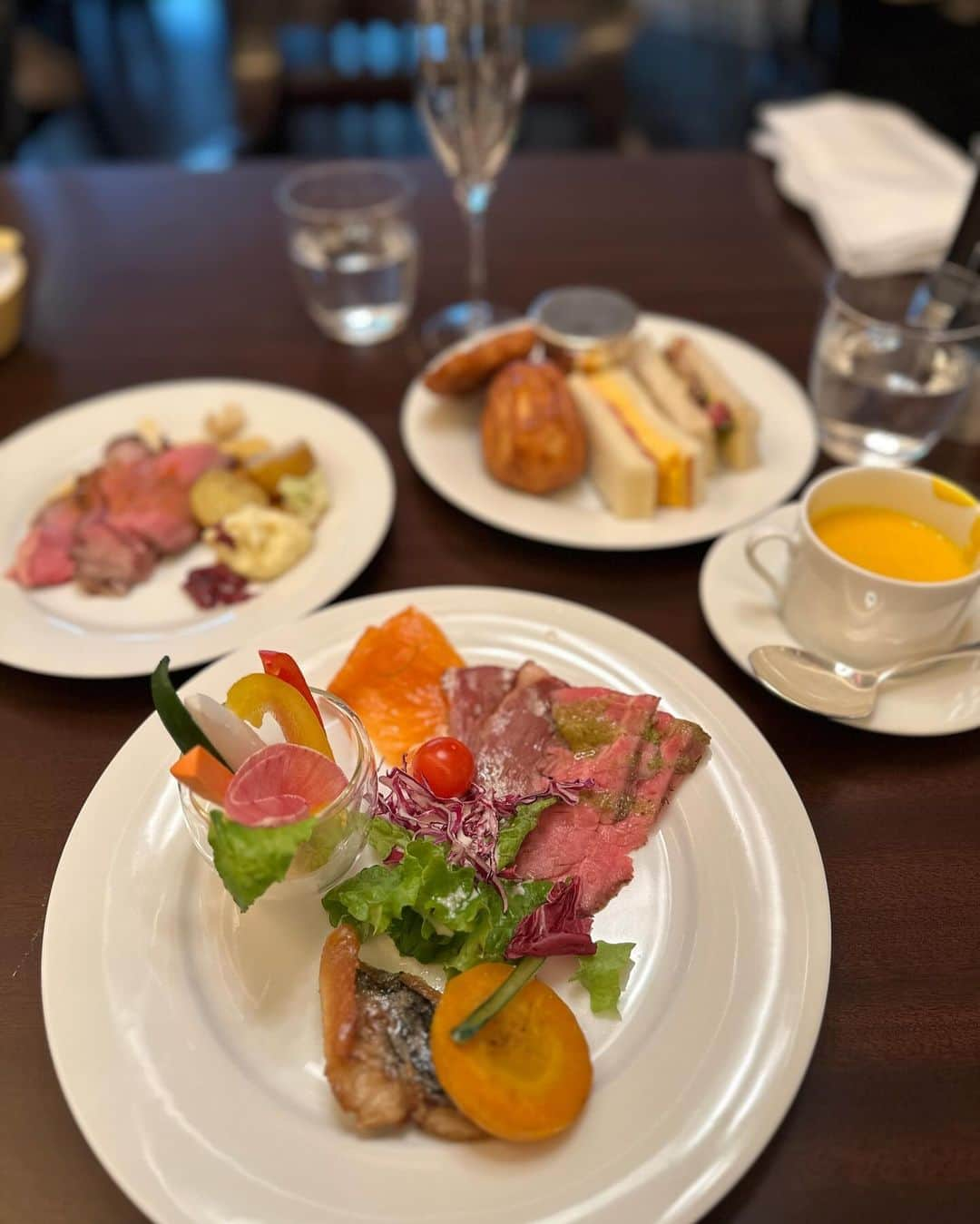 mimiさんのインスタグラム写真 - (mimiInstagram)「グランドハイアット、フレンチキッチンのビュッフェ🤍✨ @grandhyatttokyo   私の好みだった😋✨ フレンチトーストが本当に絶品🥺🤍🤍 息子もビュッフェで食べれるものが増えてきて嬉しいな☺️✨  ホテルもクリスマスモードでオーナメントにきゅんとした😌🤍 ・ #グランドハイアット #グランドハイアット東京 #グランドハイアット六本木 #フレンチキッチン #ザフレンチキッチン #ランチビュッフェ #ランチビュッフェ東京 #ホテルランチビュッフェ #フレンチトースト部 #絶品フレンチトースト #食いしん坊倶楽部 #グルメ部 #家族ランチ #休日ランチ #ホテルランチ #mimiランチ #mimiママ日記 #男の子ママ #ママスタグラム #16ヶ月ベビー #１歳男の子 #１歳4ヶ月 #子連れランチ東京」11月28日 16時40分 - chan.mi3