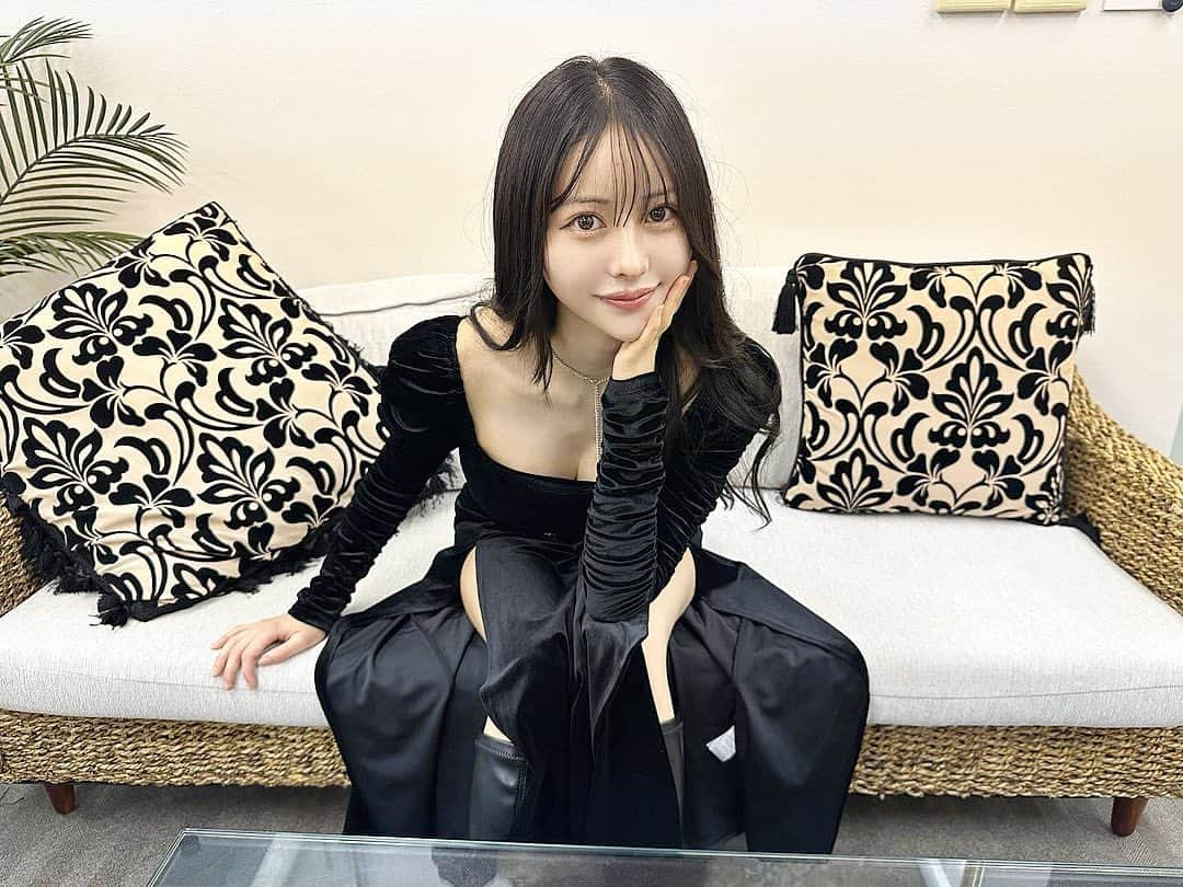 上水口姫香さんのインスタグラム写真 - (上水口姫香Instagram)「・  黒髪に黒ワンピ大好き🥰 早速、髪染めようか迷ってるけど笑  そういえば、、以前バナナ美容外科さんではな整形をしてもらいましたꔛ‬♡˒˒  みんなに可愛いって言われて嬉しい♡」11月28日 16時40分 - hime___k