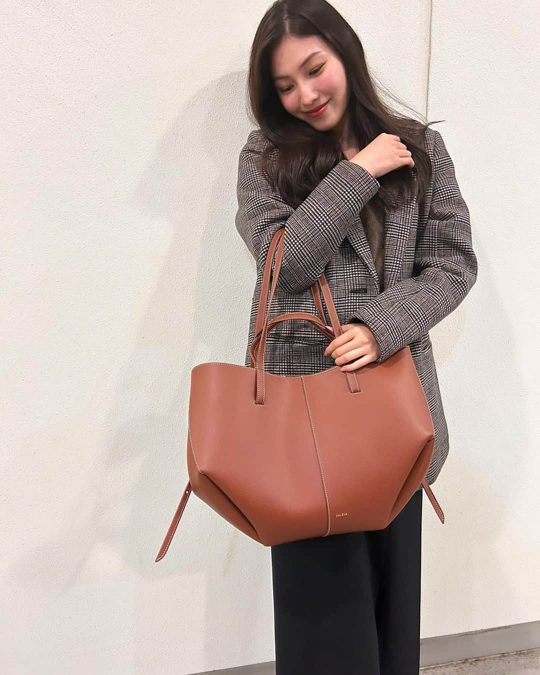 立石晴香さんのインスタグラム写真 - (立石晴香Instagram)「最近、お気に入りの鞄です👜  形が変えられるので、荷物の多さで変えたりしてます☺️ 小さめの鞄が多かったので、台本とか大きめな荷物がある日もおしゃれバッグで幸せです☺️💓  みんなに見てもらえるの楽しみに明日も撮影頑張ってきます💪🏻💪🏻 もうすぐ12月で今年もあっという間ですね🥲  寒暖差があるので体調お気をつけくださいね😷  @polene_paris   #Sponsored#Ambassador#Ad #polene」11月28日 16時42分 - haruka_tateishi