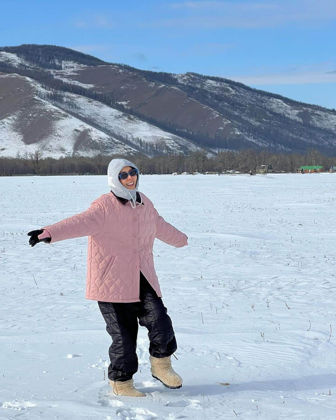 キム・ナヨンのインスタグラム：「오늘 쨍하니 추운게 몽골날씨 생각나네요. ❄️☃️ (입고있는 핑크아우터와 바라클라바는 #W컨셉 #마지셔우드#margesherwood 입니다.🎀)」