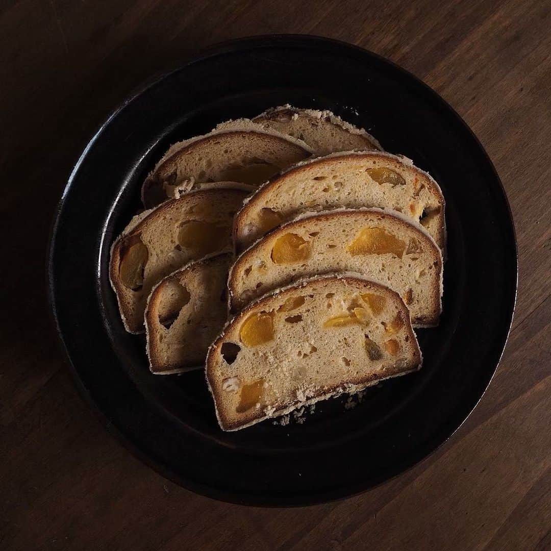 のインスタグラム：「いよいよ、今週の日曜は『リンネルクリスマスマーケット2023』開催です！ BREAD LAB 購買部 のブースでは、Get ready for christmas!;のテーマのもと、季節をたのしむパンをはじめ、クリスマスを彩るシュトレンやパネットーネ、クッキ ーなどのとっておきの焼き菓子を全国から取り揃えて販売します。 美味しい出会いをおたのしみに。特別なクリスマスを迎えましょう！   ≪協力店舗≫  BREAD LAB 購買部  以下のお店にご協力いただき委託販売でのお取り揃えです。  ※順不同、敬称略  ・Ploughman’s Lunch Bakery(沖縄県)  ・パン屋 水円(沖縄県)  ・宗像堂(沖縄県)  ・puu (沖縄県)  ・commons (沖縄県)  ・boulangerie enne (沖縄県)  ・ippe coppe (沖縄県)  ・BAKING GARAGE HARiMAYA (和歌山県)  ・NiOR(石川県)  ・月とピエロ(石川県)  ・TEA ROOM ALPES (富山県)  ・KISO (愛知県)  ・Rinascimento cafe(群馬県)  ・発酵所(群馬県)  ・KANEL BREAD(栃木県)  ・SHOPAIN ARTISAN BAKEHOUSE(栃木県)  ・キサン製作所(栃木県)  ・blanc a la maison(埼玉県)  ・畑のコウボパン タロー屋 (埼玉県)  ・KOMOPAN(神奈川県)  ・Boulangerie Yamashita(神奈川県)  ・コンビニエンスストア髙橋(東京都)  ・hari (東京都)  ・bob bagel (東京都)   BREAD LAB (ブレッド ラボ)  @bread_lab2015  BREAD LABは、国内外のパンを食べ歩くのみならず、おいしく楽しいパン文化、さらに素材やつくり手など、パンのそもそもにまつわる不思議まで「パンが好き」から始まる好奇心でどこ までも探求していくラボです。パンのある豊かな生活を提案し、雑誌、web、イベントなどでパ ン情報を発信しています。著書に『CRAFT BAKERIES -パンの探求 小麦の冒険 発酵の不思議- 』。」