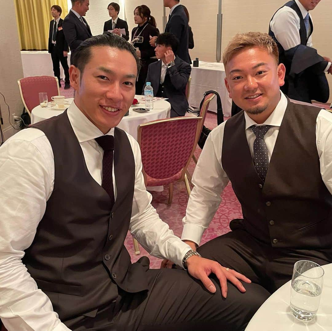 福岡ソフトバンクホークスのインスタグラム：「#npbawards2023 #柳田悠岐 #森友哉 選手 #オリックスバファローズ #2023年11月28日 #softbankhawks #ホークス #sbhawks」