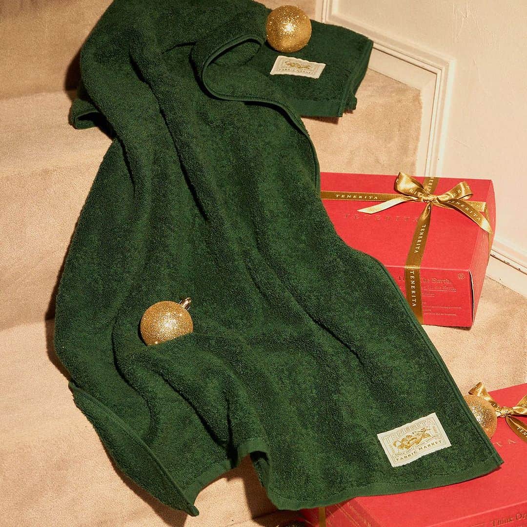 TENERITA公式アカウントさんのインスタグラム写真 - (TENERITA公式アカウントInstagram)「「エバーグリーン」と過ごすクリスマス。  モミの木やヒイラギなどを思わせる限定カラーの超甘撚りタオルで、日常にさりげない特別感を。  クリスマス限定「エバーグリーン」の超甘撚りタオルは数量限定のためぜひお早めにご覧ください。  #テネリータ #オーガニックコットン #オーガニック#タオル #クリスマス限定 #クリスマスプレゼント #結婚祝い #引越し祝い #新築祝い #誕生日祝い #贈り物 #プレゼント #ギフト #日本製 #おうち時間 #ゆたかであること #上質であること #いつもであること  #tenerita #organiccotton #organic #gift #giftbox　#ecofriendly #sustainability #madeinjapan」11月28日 16時49分 - tenerita_official