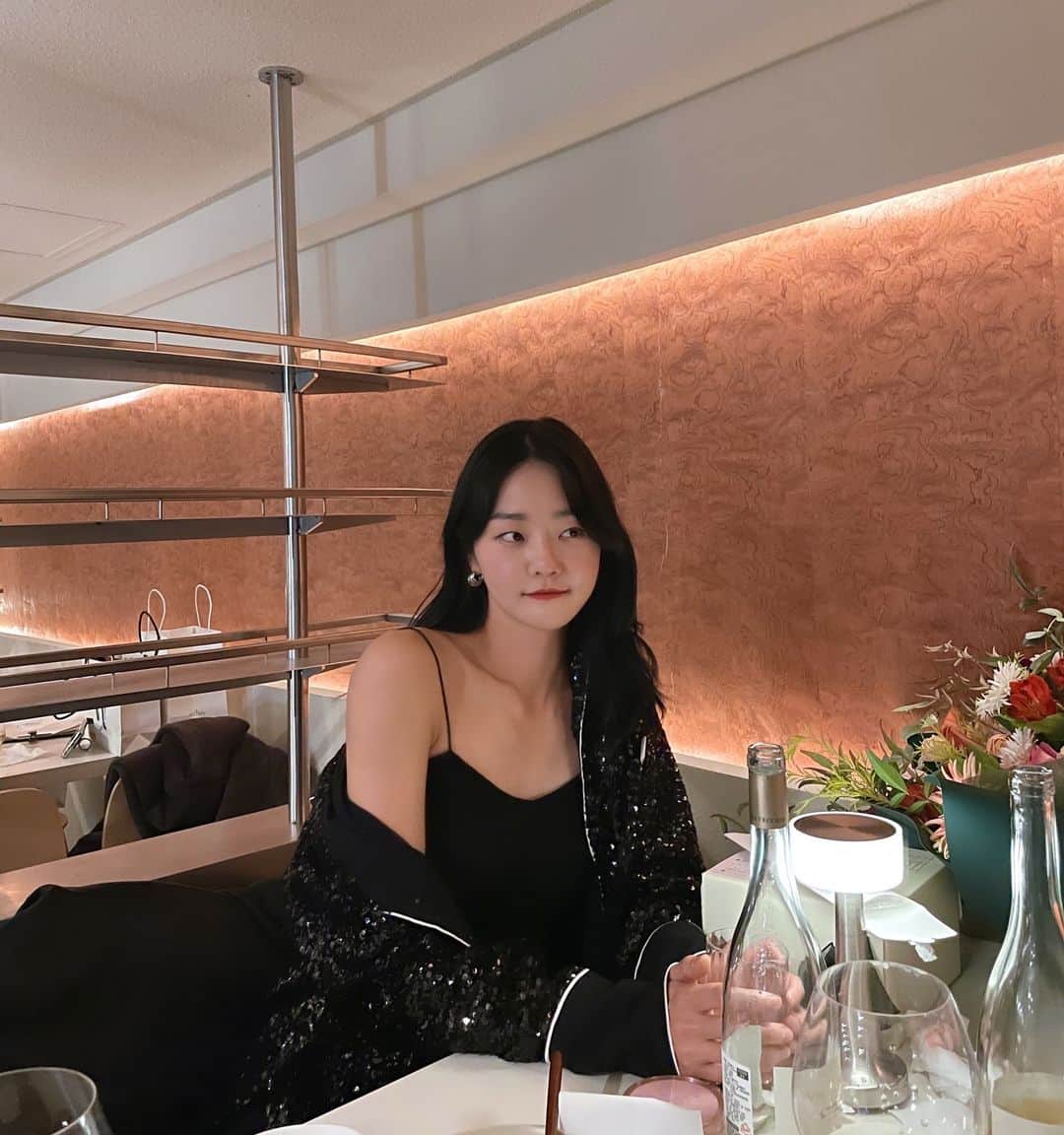 ヒョニ・カンのインスタグラム：「연말온다아 🖤」