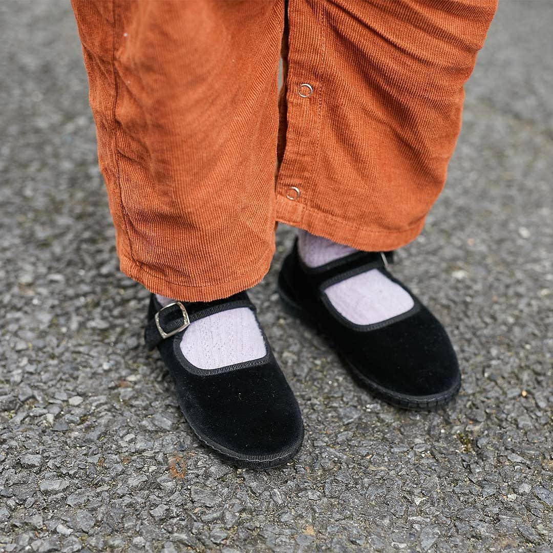 ハグマグ編集部さんのインスタグラム写真 - (ハグマグ編集部Instagram)「セイラさん＆ジェイミーさん、デイジー ちゃん・ 2歳  カラフルな装いをブラックで引き締めて🌈  ［mama］ Outer：vintage Tops：Handmade Inner：UNIQLO Bottoms：CABaN Scarf：GLEN GORDON Bag：TRACEY NEULS Shoes：ASOS  ［papa］ Outer：vintage Tops：BRAIN DEAD Bottoms：PATTA Shoes：adidas  ［kids］ Outer＆Scarf：Handmade All-in-one：Hello Simone Inner：FUB Shoes：Sciuscia ___________________________________  詳しくはウェブサイトの記事で紹介中。プロフィールのリンクからチェックしてね🌼 @hugmug_insta ___________________________________ #hugmug#ハグマグ#親子スナップ#ママファッション#ストリートコーデ#ガーリーカジュアル#冬コーデ#冬ファッション#冬服#リンクコーデ#親子リンク#キッズファッション#キッズスタイル#ママコーデ#ママコーデファッション#カジュアルコーデ#冬色カラー#おしゃれキッズ#ベビー服#男の子コーデ#女の子コーデ#家族コーデ#ファッションスナップ#親子ファッション#家族コーデ#家族写真#家族スナップ#親子リンクコーデ#親子ペアルック#親子装#ハグマグファミリー」11月28日 16時52分 - hugmug_insta