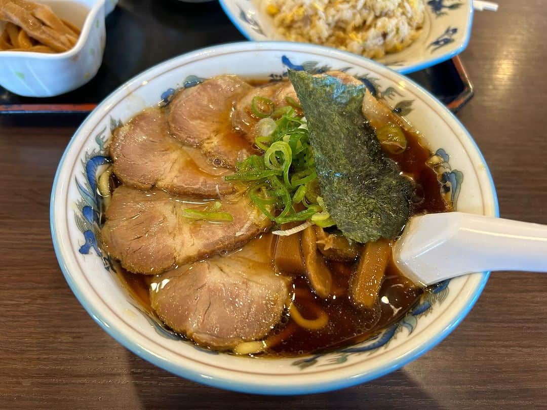 うえたけのインスタグラム：「沼津インター・ぐるめ街道にある手打ちラーメン「#豚平」🐷 飯テロ過ぎるね🍜 しっかり熟成された丁度いい濃さの醤油スープが体中を駆け巡る💪 更に手打ちのもちもち太麺が味わい深さを引き立てる😋 びっくりするぐらいチャーシューとメンマも劇ウマ🤩 シンプルな中華そば系が好きなんでたまらなかったよ🍜 是非一度お立ち寄り下さいませ♪ 平日行ってもコンドルがクイコンドルだから確認して行ってくだちい‼️」