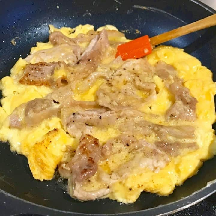 メシ通さんのインスタグラム写真 - (メシ通Instagram)「メシ通的ピカタ  豚ロースの薄切り肉でしょうが焼き、美味しいですね ご飯、すすみます ではピカタ風はどうだろうって話です 答えは試してもらえばわかるんですが、 我慢できないので言っちゃいます 美味しいです ご飯？ すすみます！  フライパン1つ。白メシガッツリ「チーズピカタ風豚丼」粉チーズとケチャップ、バターのジャンクな1人メシレシピ【ヤスナリオ】https://www.hotpepper.jp/mesitsu/entry/yasunario/2023-00938  #メシ通 #mesitsu #チーズピカタ風豚丼 #豚ロース薄切り肉 #卵 #ご飯 #粉チーズ #小麦粉 #サラダ油 #バター #塩 #こしょう #トマトケチャップ #青ねぎ #丼 #洋風 #ピカタ #おつまみ #ランチ #ディナー #おうちごはん #家飲み #自炊 #レシピ #ヤスナリオ #レシピブログ」11月28日 16時54分 - mesitsu