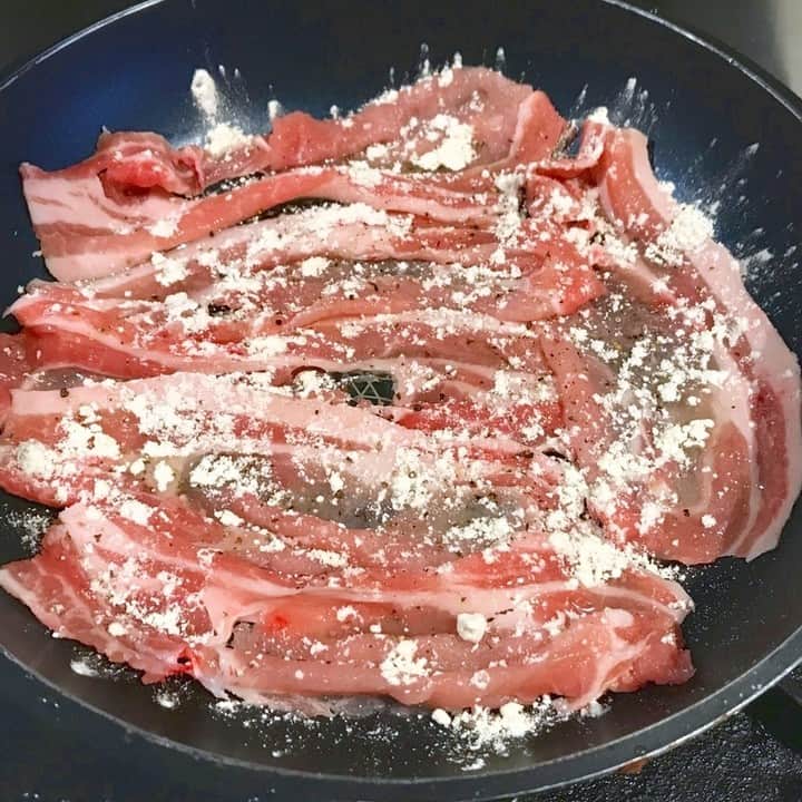 メシ通さんのインスタグラム写真 - (メシ通Instagram)「メシ通的ピカタ  豚ロースの薄切り肉でしょうが焼き、美味しいですね ご飯、すすみます ではピカタ風はどうだろうって話です 答えは試してもらえばわかるんですが、 我慢できないので言っちゃいます 美味しいです ご飯？ すすみます！  フライパン1つ。白メシガッツリ「チーズピカタ風豚丼」粉チーズとケチャップ、バターのジャンクな1人メシレシピ【ヤスナリオ】https://www.hotpepper.jp/mesitsu/entry/yasunario/2023-00938  #メシ通 #mesitsu #チーズピカタ風豚丼 #豚ロース薄切り肉 #卵 #ご飯 #粉チーズ #小麦粉 #サラダ油 #バター #塩 #こしょう #トマトケチャップ #青ねぎ #丼 #洋風 #ピカタ #おつまみ #ランチ #ディナー #おうちごはん #家飲み #自炊 #レシピ #ヤスナリオ #レシピブログ」11月28日 16時54分 - mesitsu