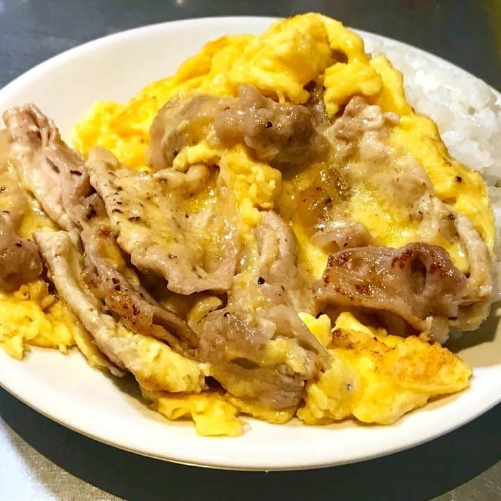 メシ通さんのインスタグラム写真 - (メシ通Instagram)「メシ通的ピカタ  豚ロースの薄切り肉でしょうが焼き、美味しいですね ご飯、すすみます ではピカタ風はどうだろうって話です 答えは試してもらえばわかるんですが、 我慢できないので言っちゃいます 美味しいです ご飯？ すすみます！  フライパン1つ。白メシガッツリ「チーズピカタ風豚丼」粉チーズとケチャップ、バターのジャンクな1人メシレシピ【ヤスナリオ】https://www.hotpepper.jp/mesitsu/entry/yasunario/2023-00938  #メシ通 #mesitsu #チーズピカタ風豚丼 #豚ロース薄切り肉 #卵 #ご飯 #粉チーズ #小麦粉 #サラダ油 #バター #塩 #こしょう #トマトケチャップ #青ねぎ #丼 #洋風 #ピカタ #おつまみ #ランチ #ディナー #おうちごはん #家飲み #自炊 #レシピ #ヤスナリオ #レシピブログ」11月28日 16時54分 - mesitsu