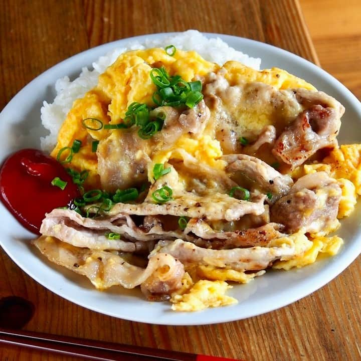 メシ通のインスタグラム：「メシ通的ピカタ  豚ロースの薄切り肉でしょうが焼き、美味しいですね ご飯、すすみます ではピカタ風はどうだろうって話です 答えは試してもらえばわかるんですが、 我慢できないので言っちゃいます 美味しいです ご飯？ すすみます！  フライパン1つ。白メシガッツリ「チーズピカタ風豚丼」粉チーズとケチャップ、バターのジャンクな1人メシレシピ【ヤスナリオ】https://www.hotpepper.jp/mesitsu/entry/yasunario/2023-00938  #メシ通 #mesitsu #チーズピカタ風豚丼 #豚ロース薄切り肉 #卵 #ご飯 #粉チーズ #小麦粉 #サラダ油 #バター #塩 #こしょう #トマトケチャップ #青ねぎ #丼 #洋風 #ピカタ #おつまみ #ランチ #ディナー #おうちごはん #家飲み #自炊 #レシピ #ヤスナリオ #レシピブログ」