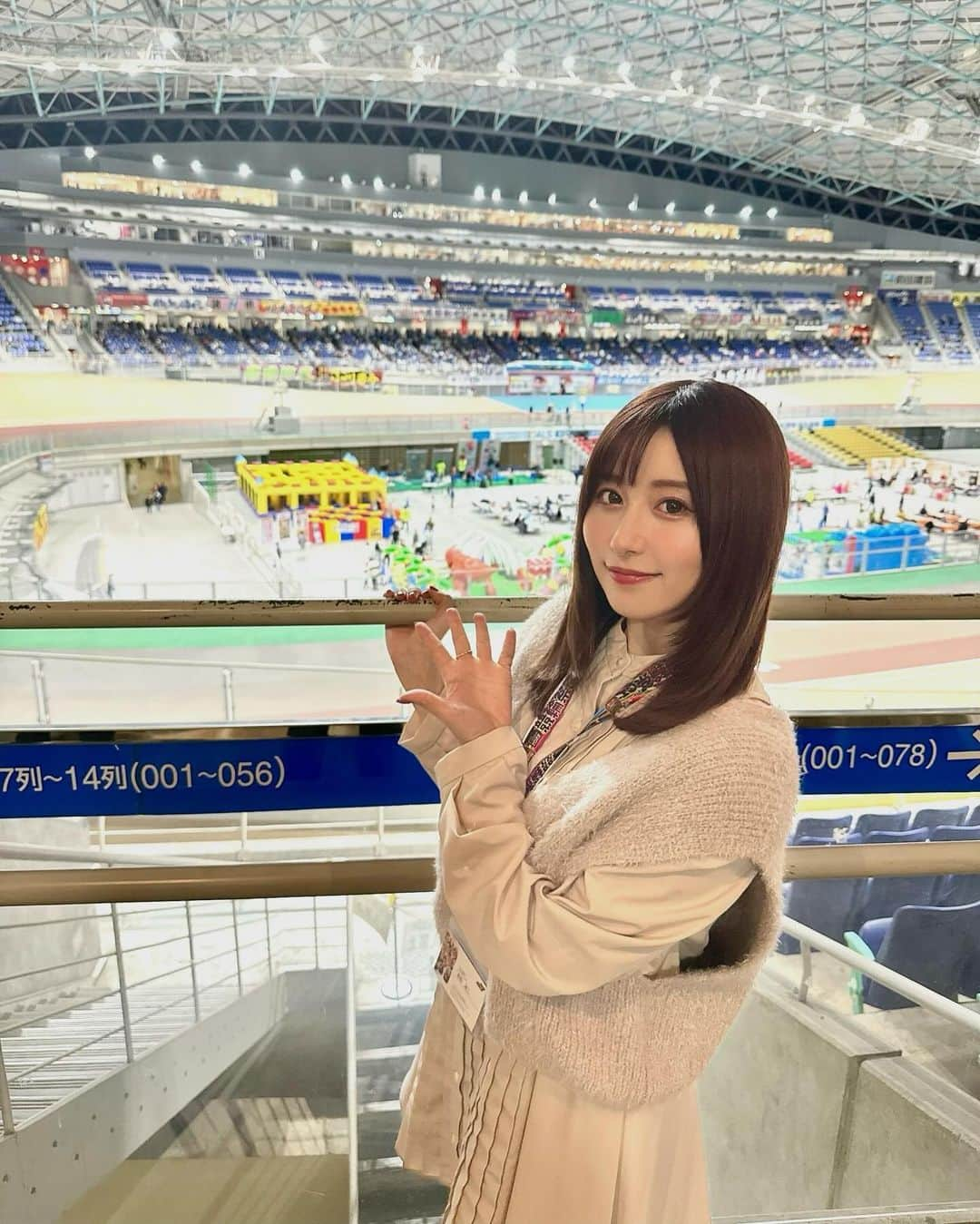 成瀬心美のインスタグラム：「🚴‍♀️  土曜日は小倉競輪場で 競輪祭に行って来ました❣️  成瀬塾という企画ができまして☺️  私が予想会をしたり プレゼントが当たる じゃんけん大会をしたり 一緒にレースを観戦したり、、というもの！  今まで関東の競輪場さんに 何度か行かせて頂いて この企画をやっていて。  初めて競輪をやってみたお客さんとかも ホクホクで帰っていくから こりゃもう成瀬塾だな！！！！ なんて自分で言っていたら チャリ7さんのサイトの中で 公式イベント化しまして☺️  この度、第1回 公式成瀬塾が 今回の小倉競輪場でした💫  参加してくれた方には ステッカーもプレゼントしたりしたよ❣️  しかし 今回の競輪祭難しかった、、  80万超えの車券などもあり、、  うまいこといかなかったです。ごめんねー！  でも！大丈夫小倉の皆さん！  12/23 1/21も 小倉競輪場に行きます！ 成瀬塾やります！！！！  競輪やった事ない方でも お気軽にご参加いただければと思います☺️  12/17は東京の 京王閣競輪場でも成瀬塾やります✨  この日はちょっと 他にも楽しいことやれそうなので ぜひ来てほしいなと思います🚴‍♀️  滞在時間は短かったけど 大好きな資さんうどんも食べられて 幸せでした💫」