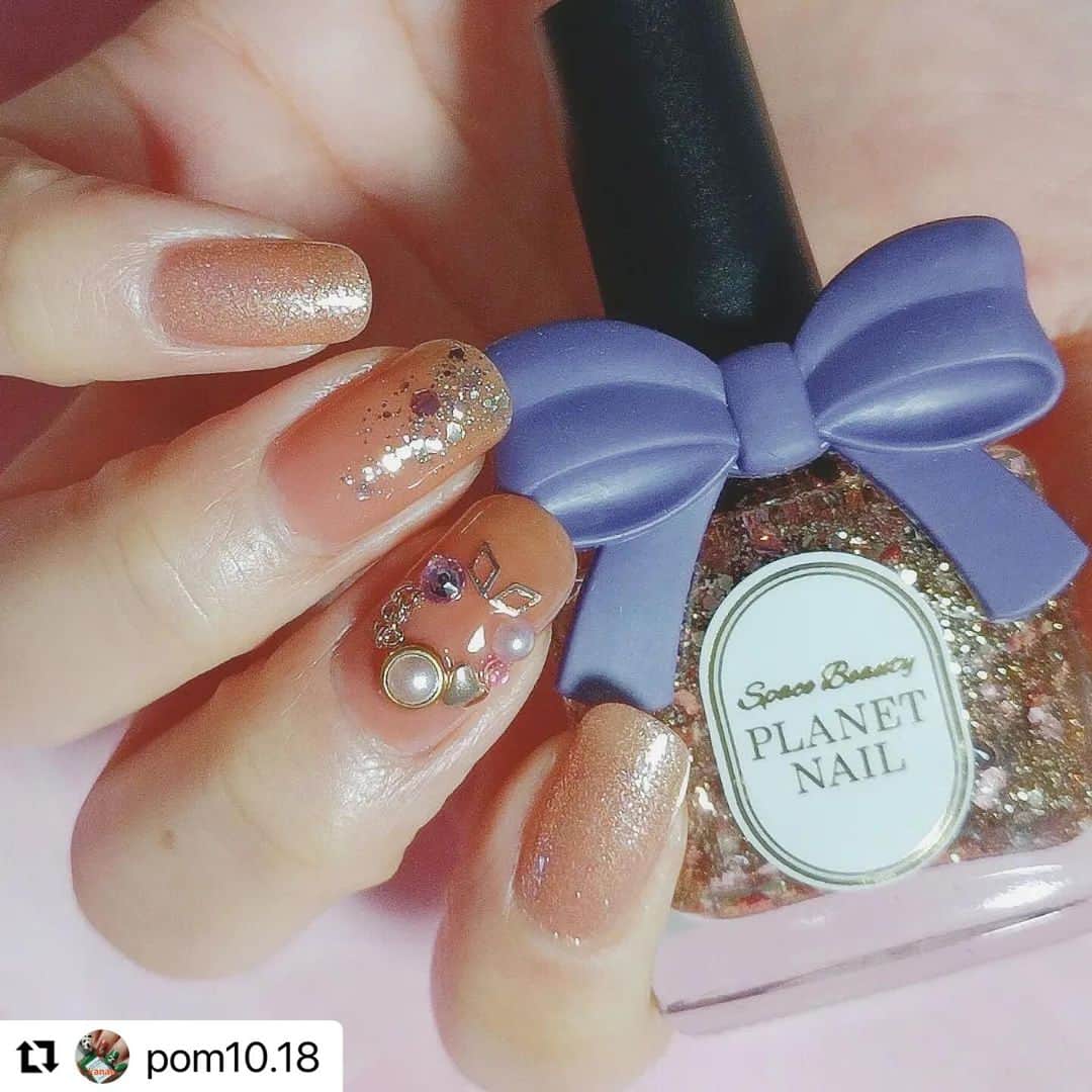 【PLANET NAIL（プラネット ネイル）】公式さんのインスタグラム写真 - (【PLANET NAIL（プラネット ネイル）】公式Instagram)「✰✰✰ ━━━━━━━━━━━━━ @pom10.18 さま♡  PLANETNAIL ラメネイル PLB17 運命の女神 を使ったキラキラXmasネイルデザインの ご紹介ありがとうございます😍✨✨✨  やっぱり冬はなぜかぐりっぐりグリッターラメを つけたくなりますよね🥺✨✨✨ クリスマスは特に恋する乙女にはかかせません🩷  ぜひぜひみなさまもまねっこしてみてください♡  ピンクのキラキラクリスマスネイル🎄💖  ストーリーでもあげたのですが、プラネットネイルのフォトコンテストで素敵なラメポリッシュを賞品としていただきました🎁💕 めちゃめちゃ吟味したぞ❗笑 早速その１つを使いました♡  『運命の女神』はゴールドラメにピンクゴールド系の大粒ラメがアクセントになってる可愛いカラー😍 キラキラだけど上品で素敵。 ピンクでまとめたクリスマスネイルに仕上げました。  ダズショップは粒子が細かいのラメがぎっしりで運命の女神とはまた違ったキラキラ感😍 リースにチェーンを使ったとこもポイント😘  【使用アイテム】  #DAZZSHOP エモーティブネイルパフォーマー 07 LITTLE DANCER (@dazzshop_official )  #プラネットネイル ネイルポリッシュPLAC 17 #運命の女神 (@planet.jp )  #ディアエー #シャインオンミーネイルカラー SE02 Crush (@dear.a_japan_official )  ☆  メタルプレーンチェーン スタンダード　幅1.62mm　ピンクゴールド (@blaze.online )  ネイルシール ぷっくり　ドリーム (セリアで購入)  その他ハートスタッズ、ダイヤ型スタッズ、カラーストーン等  ☆  #クリスマスネイル　#リースネイル　#オーナメントネイル　#ビジューネイル　#ピンクネイル　#ラメネイル　#冬ネイル　#ダズショップ　#ドクターエルシア　#セルフネイル　#ポリッシュ　#マニキュア　#セルフネイラーさんと繋がりたい　#ネイル好きな人と繋がりたい」11月28日 16時54分 - planet.jp