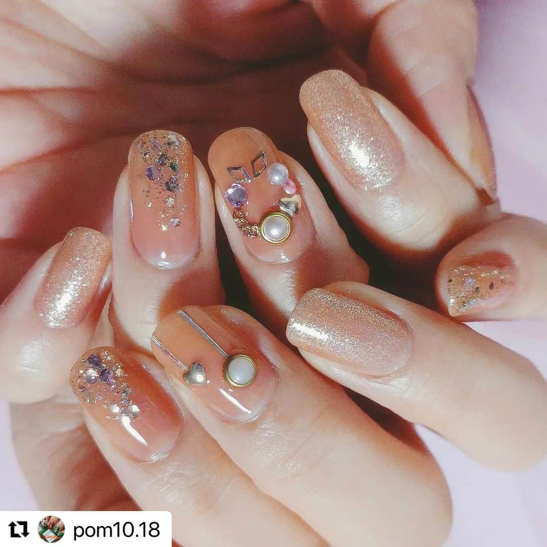 【PLANET NAIL（プラネット ネイル）】公式さんのインスタグラム写真 - (【PLANET NAIL（プラネット ネイル）】公式Instagram)「✰✰✰ ━━━━━━━━━━━━━ @pom10.18 さま♡  PLANETNAIL ラメネイル PLB17 運命の女神 を使ったキラキラXmasネイルデザインの ご紹介ありがとうございます😍✨✨✨  やっぱり冬はなぜかぐりっぐりグリッターラメを つけたくなりますよね🥺✨✨✨ クリスマスは特に恋する乙女にはかかせません🩷  ぜひぜひみなさまもまねっこしてみてください♡  ピンクのキラキラクリスマスネイル🎄💖  ストーリーでもあげたのですが、プラネットネイルのフォトコンテストで素敵なラメポリッシュを賞品としていただきました🎁💕 めちゃめちゃ吟味したぞ❗笑 早速その１つを使いました♡  『運命の女神』はゴールドラメにピンクゴールド系の大粒ラメがアクセントになってる可愛いカラー😍 キラキラだけど上品で素敵。 ピンクでまとめたクリスマスネイルに仕上げました。  ダズショップは粒子が細かいのラメがぎっしりで運命の女神とはまた違ったキラキラ感😍 リースにチェーンを使ったとこもポイント😘  【使用アイテム】  #DAZZSHOP エモーティブネイルパフォーマー 07 LITTLE DANCER (@dazzshop_official )  #プラネットネイル ネイルポリッシュPLAC 17 #運命の女神 (@planet.jp )  #ディアエー #シャインオンミーネイルカラー SE02 Crush (@dear.a_japan_official )  ☆  メタルプレーンチェーン スタンダード　幅1.62mm　ピンクゴールド (@blaze.online )  ネイルシール ぷっくり　ドリーム (セリアで購入)  その他ハートスタッズ、ダイヤ型スタッズ、カラーストーン等  ☆  #クリスマスネイル　#リースネイル　#オーナメントネイル　#ビジューネイル　#ピンクネイル　#ラメネイル　#冬ネイル　#ダズショップ　#ドクターエルシア　#セルフネイル　#ポリッシュ　#マニキュア　#セルフネイラーさんと繋がりたい　#ネイル好きな人と繋がりたい」11月28日 16時54分 - planet.jp