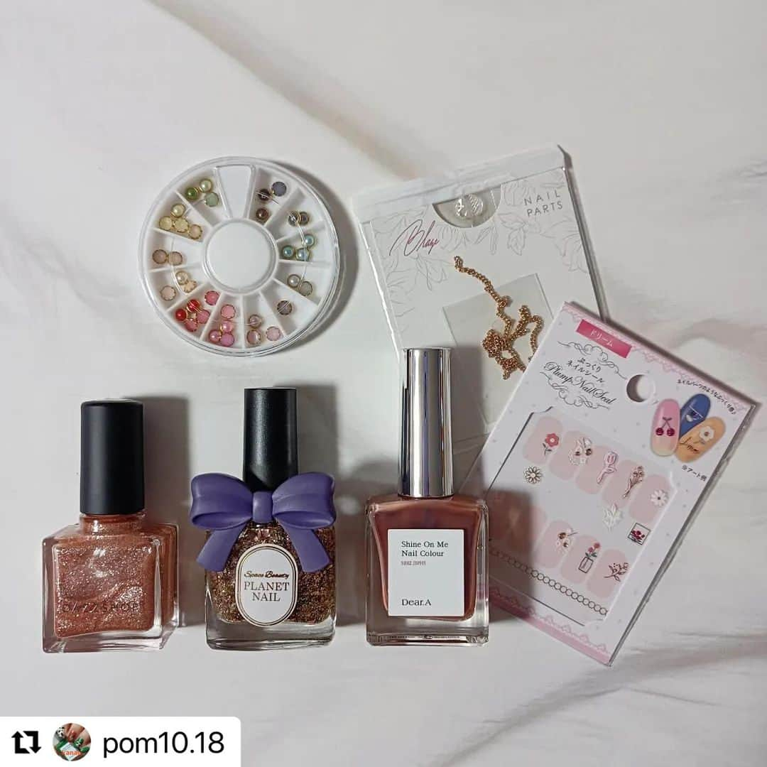 【PLANET NAIL（プラネット ネイル）】公式さんのインスタグラム写真 - (【PLANET NAIL（プラネット ネイル）】公式Instagram)「✰✰✰ ━━━━━━━━━━━━━ @pom10.18 さま♡  PLANETNAIL ラメネイル PLB17 運命の女神 を使ったキラキラXmasネイルデザインの ご紹介ありがとうございます😍✨✨✨  やっぱり冬はなぜかぐりっぐりグリッターラメを つけたくなりますよね🥺✨✨✨ クリスマスは特に恋する乙女にはかかせません🩷  ぜひぜひみなさまもまねっこしてみてください♡  ピンクのキラキラクリスマスネイル🎄💖  ストーリーでもあげたのですが、プラネットネイルのフォトコンテストで素敵なラメポリッシュを賞品としていただきました🎁💕 めちゃめちゃ吟味したぞ❗笑 早速その１つを使いました♡  『運命の女神』はゴールドラメにピンクゴールド系の大粒ラメがアクセントになってる可愛いカラー😍 キラキラだけど上品で素敵。 ピンクでまとめたクリスマスネイルに仕上げました。  ダズショップは粒子が細かいのラメがぎっしりで運命の女神とはまた違ったキラキラ感😍 リースにチェーンを使ったとこもポイント😘  【使用アイテム】  #DAZZSHOP エモーティブネイルパフォーマー 07 LITTLE DANCER (@dazzshop_official )  #プラネットネイル ネイルポリッシュPLAC 17 #運命の女神 (@planet.jp )  #ディアエー #シャインオンミーネイルカラー SE02 Crush (@dear.a_japan_official )  ☆  メタルプレーンチェーン スタンダード　幅1.62mm　ピンクゴールド (@blaze.online )  ネイルシール ぷっくり　ドリーム (セリアで購入)  その他ハートスタッズ、ダイヤ型スタッズ、カラーストーン等  ☆  #クリスマスネイル　#リースネイル　#オーナメントネイル　#ビジューネイル　#ピンクネイル　#ラメネイル　#冬ネイル　#ダズショップ　#ドクターエルシア　#セルフネイル　#ポリッシュ　#マニキュア　#セルフネイラーさんと繋がりたい　#ネイル好きな人と繋がりたい」11月28日 16時54分 - planet.jp