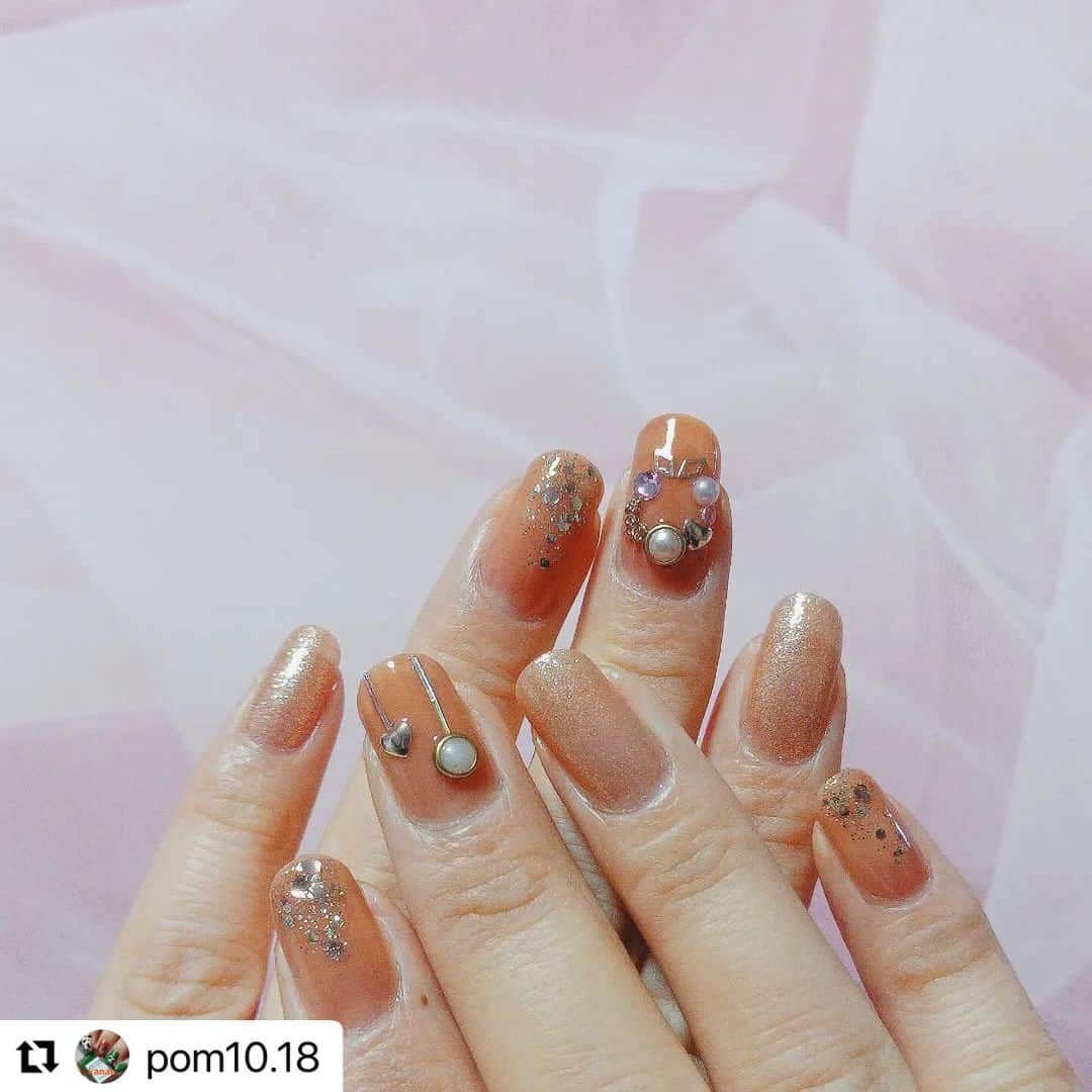 【PLANET NAIL（プラネット ネイル）】公式さんのインスタグラム写真 - (【PLANET NAIL（プラネット ネイル）】公式Instagram)「✰✰✰ ━━━━━━━━━━━━━ @pom10.18 さま♡  PLANETNAIL ラメネイル PLB17 運命の女神 を使ったキラキラXmasネイルデザインの ご紹介ありがとうございます😍✨✨✨  やっぱり冬はなぜかぐりっぐりグリッターラメを つけたくなりますよね🥺✨✨✨ クリスマスは特に恋する乙女にはかかせません🩷  ぜひぜひみなさまもまねっこしてみてください♡  ピンクのキラキラクリスマスネイル🎄💖  ストーリーでもあげたのですが、プラネットネイルのフォトコンテストで素敵なラメポリッシュを賞品としていただきました🎁💕 めちゃめちゃ吟味したぞ❗笑 早速その１つを使いました♡  『運命の女神』はゴールドラメにピンクゴールド系の大粒ラメがアクセントになってる可愛いカラー😍 キラキラだけど上品で素敵。 ピンクでまとめたクリスマスネイルに仕上げました。  ダズショップは粒子が細かいのラメがぎっしりで運命の女神とはまた違ったキラキラ感😍 リースにチェーンを使ったとこもポイント😘  【使用アイテム】  #DAZZSHOP エモーティブネイルパフォーマー 07 LITTLE DANCER (@dazzshop_official )  #プラネットネイル ネイルポリッシュPLAC 17 #運命の女神 (@planet.jp )  #ディアエー #シャインオンミーネイルカラー SE02 Crush (@dear.a_japan_official )  ☆  メタルプレーンチェーン スタンダード　幅1.62mm　ピンクゴールド (@blaze.online )  ネイルシール ぷっくり　ドリーム (セリアで購入)  その他ハートスタッズ、ダイヤ型スタッズ、カラーストーン等  ☆  #クリスマスネイル　#リースネイル　#オーナメントネイル　#ビジューネイル　#ピンクネイル　#ラメネイル　#冬ネイル　#ダズショップ　#ドクターエルシア　#セルフネイル　#ポリッシュ　#マニキュア　#セルフネイラーさんと繋がりたい　#ネイル好きな人と繋がりたい」11月28日 16時54分 - planet.jp