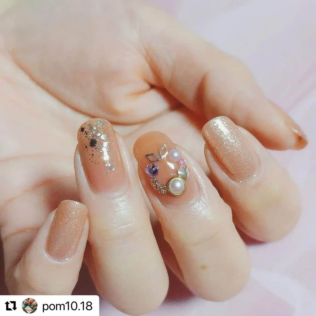 【PLANET NAIL（プラネット ネイル）】公式さんのインスタグラム写真 - (【PLANET NAIL（プラネット ネイル）】公式Instagram)「✰✰✰ ━━━━━━━━━━━━━ @pom10.18 さま♡  PLANETNAIL ラメネイル PLB17 運命の女神 を使ったキラキラXmasネイルデザインの ご紹介ありがとうございます😍✨✨✨  やっぱり冬はなぜかぐりっぐりグリッターラメを つけたくなりますよね🥺✨✨✨ クリスマスは特に恋する乙女にはかかせません🩷  ぜひぜひみなさまもまねっこしてみてください♡  ピンクのキラキラクリスマスネイル🎄💖  ストーリーでもあげたのですが、プラネットネイルのフォトコンテストで素敵なラメポリッシュを賞品としていただきました🎁💕 めちゃめちゃ吟味したぞ❗笑 早速その１つを使いました♡  『運命の女神』はゴールドラメにピンクゴールド系の大粒ラメがアクセントになってる可愛いカラー😍 キラキラだけど上品で素敵。 ピンクでまとめたクリスマスネイルに仕上げました。  ダズショップは粒子が細かいのラメがぎっしりで運命の女神とはまた違ったキラキラ感😍 リースにチェーンを使ったとこもポイント😘  【使用アイテム】  #DAZZSHOP エモーティブネイルパフォーマー 07 LITTLE DANCER (@dazzshop_official )  #プラネットネイル ネイルポリッシュPLAC 17 #運命の女神 (@planet.jp )  #ディアエー #シャインオンミーネイルカラー SE02 Crush (@dear.a_japan_official )  ☆  メタルプレーンチェーン スタンダード　幅1.62mm　ピンクゴールド (@blaze.online )  ネイルシール ぷっくり　ドリーム (セリアで購入)  その他ハートスタッズ、ダイヤ型スタッズ、カラーストーン等  ☆  #クリスマスネイル　#リースネイル　#オーナメントネイル　#ビジューネイル　#ピンクネイル　#ラメネイル　#冬ネイル　#ダズショップ　#ドクターエルシア　#セルフネイル　#ポリッシュ　#マニキュア　#セルフネイラーさんと繋がりたい　#ネイル好きな人と繋がりたい」11月28日 16時54分 - planet.jp