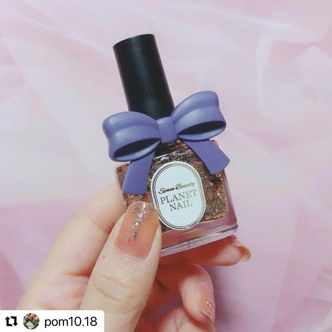 【PLANET NAIL（プラネット ネイル）】公式さんのインスタグラム写真 - (【PLANET NAIL（プラネット ネイル）】公式Instagram)「✰✰✰ ━━━━━━━━━━━━━ @pom10.18 さま♡  PLANETNAIL ラメネイル PLB17 運命の女神 を使ったキラキラXmasネイルデザインの ご紹介ありがとうございます😍✨✨✨  やっぱり冬はなぜかぐりっぐりグリッターラメを つけたくなりますよね🥺✨✨✨ クリスマスは特に恋する乙女にはかかせません🩷  ぜひぜひみなさまもまねっこしてみてください♡  ピンクのキラキラクリスマスネイル🎄💖  ストーリーでもあげたのですが、プラネットネイルのフォトコンテストで素敵なラメポリッシュを賞品としていただきました🎁💕 めちゃめちゃ吟味したぞ❗笑 早速その１つを使いました♡  『運命の女神』はゴールドラメにピンクゴールド系の大粒ラメがアクセントになってる可愛いカラー😍 キラキラだけど上品で素敵。 ピンクでまとめたクリスマスネイルに仕上げました。  ダズショップは粒子が細かいのラメがぎっしりで運命の女神とはまた違ったキラキラ感😍 リースにチェーンを使ったとこもポイント😘  【使用アイテム】  #DAZZSHOP エモーティブネイルパフォーマー 07 LITTLE DANCER (@dazzshop_official )  #プラネットネイル ネイルポリッシュPLAC 17 #運命の女神 (@planet.jp )  #ディアエー #シャインオンミーネイルカラー SE02 Crush (@dear.a_japan_official )  ☆  メタルプレーンチェーン スタンダード　幅1.62mm　ピンクゴールド (@blaze.online )  ネイルシール ぷっくり　ドリーム (セリアで購入)  その他ハートスタッズ、ダイヤ型スタッズ、カラーストーン等  ☆  #クリスマスネイル　#リースネイル　#オーナメントネイル　#ビジューネイル　#ピンクネイル　#ラメネイル　#冬ネイル　#ダズショップ　#ドクターエルシア　#セルフネイル　#ポリッシュ　#マニキュア　#セルフネイラーさんと繋がりたい　#ネイル好きな人と繋がりたい」11月28日 16時54分 - planet.jp