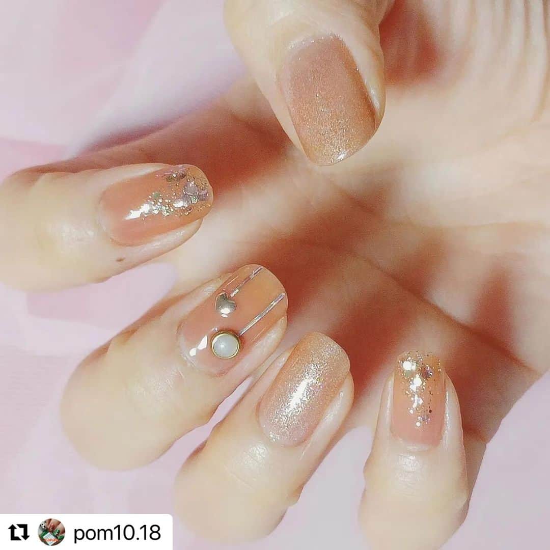 【PLANET NAIL（プラネット ネイル）】公式さんのインスタグラム写真 - (【PLANET NAIL（プラネット ネイル）】公式Instagram)「✰✰✰ ━━━━━━━━━━━━━ @pom10.18 さま♡  PLANETNAIL ラメネイル PLB17 運命の女神 を使ったキラキラXmasネイルデザインの ご紹介ありがとうございます😍✨✨✨  やっぱり冬はなぜかぐりっぐりグリッターラメを つけたくなりますよね🥺✨✨✨ クリスマスは特に恋する乙女にはかかせません🩷  ぜひぜひみなさまもまねっこしてみてください♡  ピンクのキラキラクリスマスネイル🎄💖  ストーリーでもあげたのですが、プラネットネイルのフォトコンテストで素敵なラメポリッシュを賞品としていただきました🎁💕 めちゃめちゃ吟味したぞ❗笑 早速その１つを使いました♡  『運命の女神』はゴールドラメにピンクゴールド系の大粒ラメがアクセントになってる可愛いカラー😍 キラキラだけど上品で素敵。 ピンクでまとめたクリスマスネイルに仕上げました。  ダズショップは粒子が細かいのラメがぎっしりで運命の女神とはまた違ったキラキラ感😍 リースにチェーンを使ったとこもポイント😘  【使用アイテム】  #DAZZSHOP エモーティブネイルパフォーマー 07 LITTLE DANCER (@dazzshop_official )  #プラネットネイル ネイルポリッシュPLAC 17 #運命の女神 (@planet.jp )  #ディアエー #シャインオンミーネイルカラー SE02 Crush (@dear.a_japan_official )  ☆  メタルプレーンチェーン スタンダード　幅1.62mm　ピンクゴールド (@blaze.online )  ネイルシール ぷっくり　ドリーム (セリアで購入)  その他ハートスタッズ、ダイヤ型スタッズ、カラーストーン等  ☆  #クリスマスネイル　#リースネイル　#オーナメントネイル　#ビジューネイル　#ピンクネイル　#ラメネイル　#冬ネイル　#ダズショップ　#ドクターエルシア　#セルフネイル　#ポリッシュ　#マニキュア　#セルフネイラーさんと繋がりたい　#ネイル好きな人と繋がりたい」11月28日 16時54分 - planet.jp