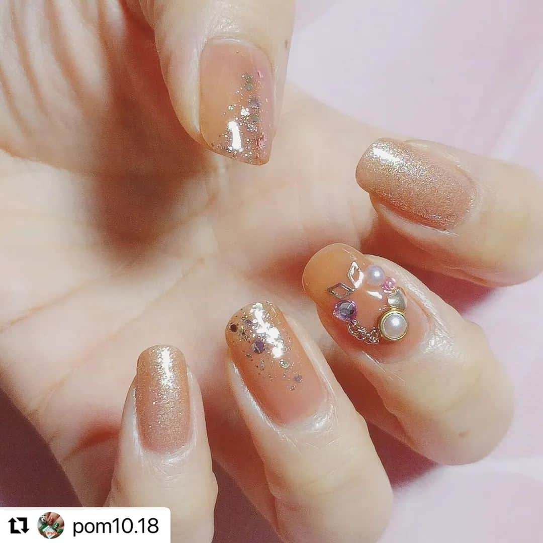 【PLANET NAIL（プラネット ネイル）】公式さんのインスタグラム写真 - (【PLANET NAIL（プラネット ネイル）】公式Instagram)「✰✰✰ ━━━━━━━━━━━━━ @pom10.18 さま♡  PLANETNAIL ラメネイル PLB17 運命の女神 を使ったキラキラXmasネイルデザインの ご紹介ありがとうございます😍✨✨✨  やっぱり冬はなぜかぐりっぐりグリッターラメを つけたくなりますよね🥺✨✨✨ クリスマスは特に恋する乙女にはかかせません🩷  ぜひぜひみなさまもまねっこしてみてください♡  ピンクのキラキラクリスマスネイル🎄💖  ストーリーでもあげたのですが、プラネットネイルのフォトコンテストで素敵なラメポリッシュを賞品としていただきました🎁💕 めちゃめちゃ吟味したぞ❗笑 早速その１つを使いました♡  『運命の女神』はゴールドラメにピンクゴールド系の大粒ラメがアクセントになってる可愛いカラー😍 キラキラだけど上品で素敵。 ピンクでまとめたクリスマスネイルに仕上げました。  ダズショップは粒子が細かいのラメがぎっしりで運命の女神とはまた違ったキラキラ感😍 リースにチェーンを使ったとこもポイント😘  【使用アイテム】  #DAZZSHOP エモーティブネイルパフォーマー 07 LITTLE DANCER (@dazzshop_official )  #プラネットネイル ネイルポリッシュPLAC 17 #運命の女神 (@planet.jp )  #ディアエー #シャインオンミーネイルカラー SE02 Crush (@dear.a_japan_official )  ☆  メタルプレーンチェーン スタンダード　幅1.62mm　ピンクゴールド (@blaze.online )  ネイルシール ぷっくり　ドリーム (セリアで購入)  その他ハートスタッズ、ダイヤ型スタッズ、カラーストーン等  ☆  #クリスマスネイル　#リースネイル　#オーナメントネイル　#ビジューネイル　#ピンクネイル　#ラメネイル　#冬ネイル　#ダズショップ　#ドクターエルシア　#セルフネイル　#ポリッシュ　#マニキュア　#セルフネイラーさんと繋がりたい　#ネイル好きな人と繋がりたい」11月28日 16時54分 - planet.jp