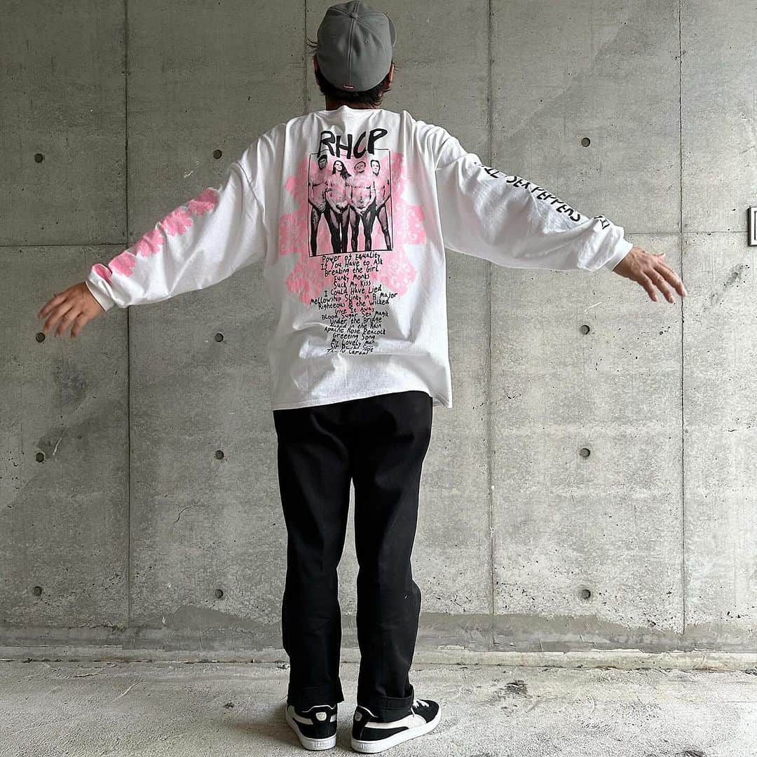 DROP...vintage select shopのインスタグラム：「沢山の方から再販の お問い合わせをいただいていました、こちら。  DROP別注カラー SAKURA  @sicariocartel   RHCP BUILD "SAKURA" size M.L.XL.XXL PRICE ¥12800-  6版を使い、 全て職人による手刷り。  今夜２１：００ オンラインショップで 販売開始です。  おそらく最後になるかと…」