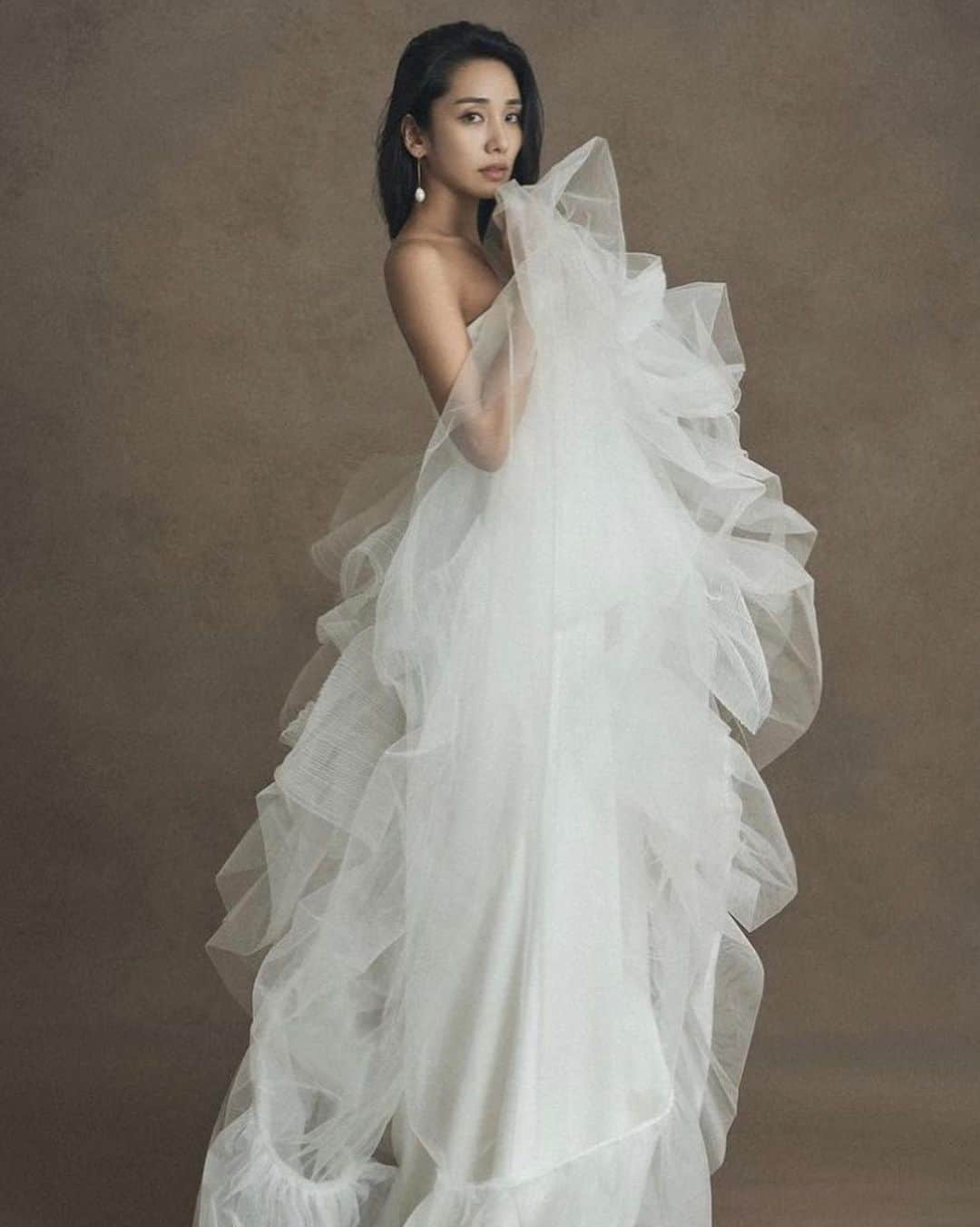 SOYOO BRIDALさんのインスタグラム写真 - (SOYOO BRIDALInstagram)「.  @soyoobridal_official x @newhite_bridal 🏷️   @katewed.co.kr  @kate.eph  @platzstudio_  @kimchungkyung_hairface  @imjjung_hair  @plum___official  #매력적인신부님 #소유브라이덜 #뉴화이트브라이덜🤍」11月28日 16時56分 - soyoobridal_official