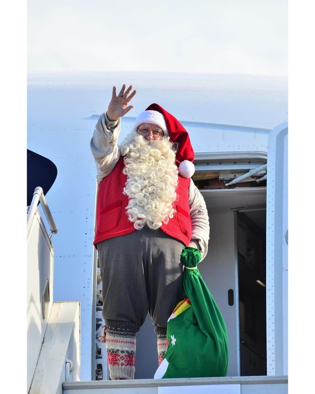 代官山 蔦屋書店　DAIKANYAMA T-SITEのインスタグラム：「． サンタクロース財団公認サンタクロースとの1日限りの撮影会を開催！   クリスマスを待ちきれないサンタさんが、フィンエアー（フィンランド航空）に乗って日本にやってきます！  フィンエアーは、サンタクロースのオフィシャルエアラインです。 フィンランドのサンタクロースと記念撮影できるチャンスですので、ぜひご参加ください。   ■日時 12月3日（日）   ■撮影時間 ①11:30～12:15 ②13:30～14:15 ③15:00～15:45 ④16:00～16:45 （1組4名様まで）   ■場所 1号館2階キッズフロア　特設スペース   ■参加条件 ・予約不要、当日直接会場にお越しください。 ・撮影時間の15分前から受付・整列を開始いたします。 ・定員に達した場合、受付終了といたします。 ・混雑状況により、整理券を配布する場合があります、当日のスタッフの案内をご確認ください。   【撮影時のお願い】 ・サンタさんのお手伝いをするスタッフがカメラ・携帯電話をお預かりしてお写真を撮ります。 1組につき、1組のカメラまでのご対応となります。 ・事前にオートモードの設定をお願いいたします。プリントサービスは行っておりません。 ・1組あたりの撮影所要時間の目安は約1分とさせていただきます。   【その他注意事項】 ・イベント内容は、当日の諸事情により変更、中止になる可能性があります。 ・イベント当日、スタッフのご案内及び注意事項に従わない方がいた場合、イベントが中止になる恐れがあります。予めご了承ください。  #代官山蔦屋書店 #daikanyamatsutaya  #絵本 #クリスマス #サンタクロース #撮影会」
