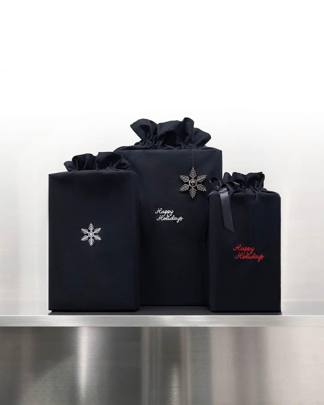 CHARLES & KEITHのインスタグラム：「CHARLES & KEITH HOLIDAYS GIFTS  Enjoy in-store embroidery on your festive gift bags with any purchase from our Holiday Party Collection.  Choose between the words 'Happy Holidays' and a snowflake motif, which can be customised in either red or silver, depending on your preference.  Available exclusively at the CHARLES & KEITH stores in Ngee Ann City, Singapore, and Gangnam, Seoul (South Korea).  Discover more via the link in bio.  #CharlesKeithCelebrates #CharlesKeithOfficial」