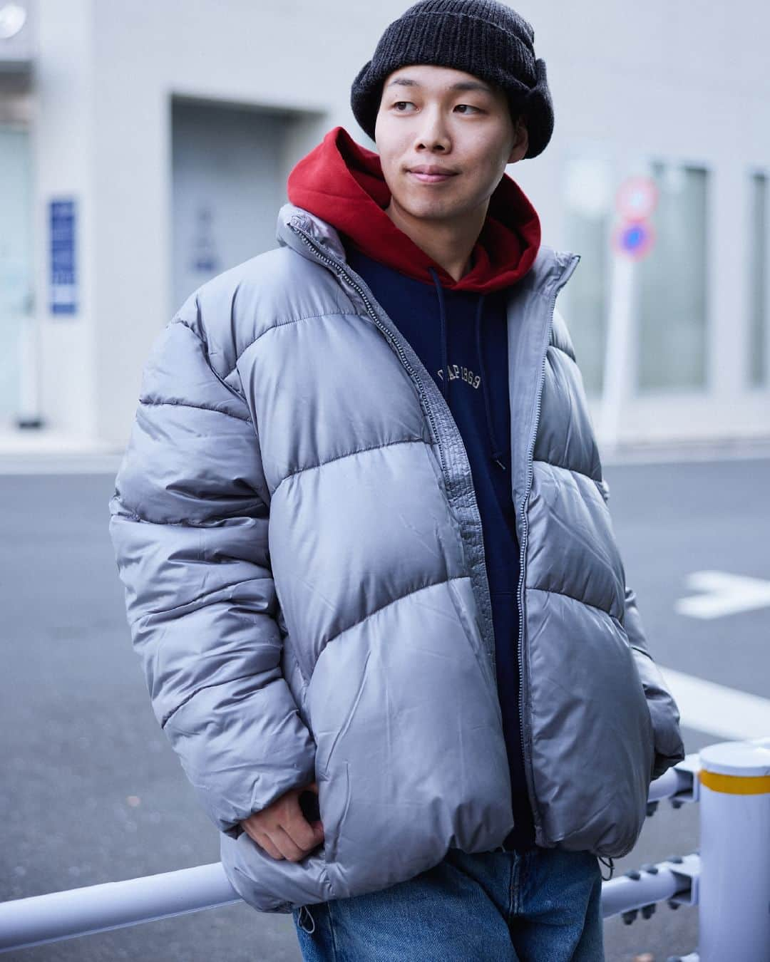 Gap Japanさんのインスタグラム写真 - (Gap JapanInstagram)「GAP HOLIDAY LOOKBOOK  トップスもボトムスもオーバーサイズを選んでストリートに。 マット感のある落ち着いたシルバーグレーのプリマロフトパファーはどんなコーディネートにも◎  RYUNOSUKE UCHIDA(ファッションディレクター） @ryunosuke_uchida  #Gap #ootd #Holiday #Outer」11月28日 17時00分 - gap_jp