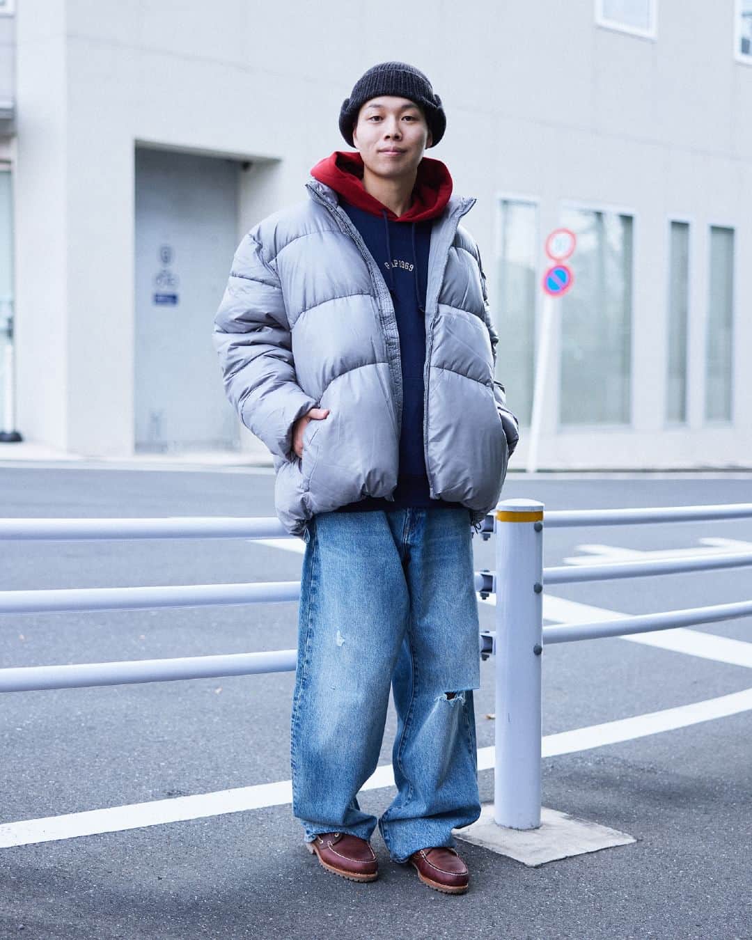Gap Japanのインスタグラム：「GAP HOLIDAY LOOKBOOK  トップスもボトムスもオーバーサイズを選んでストリートに。 マット感のある落ち着いたシルバーグレーのプリマロフトパファーはどんなコーディネートにも◎  RYUNOSUKE UCHIDA(ファッションディレクター） @ryunosuke_uchida  #Gap #ootd #Holiday #Outer」
