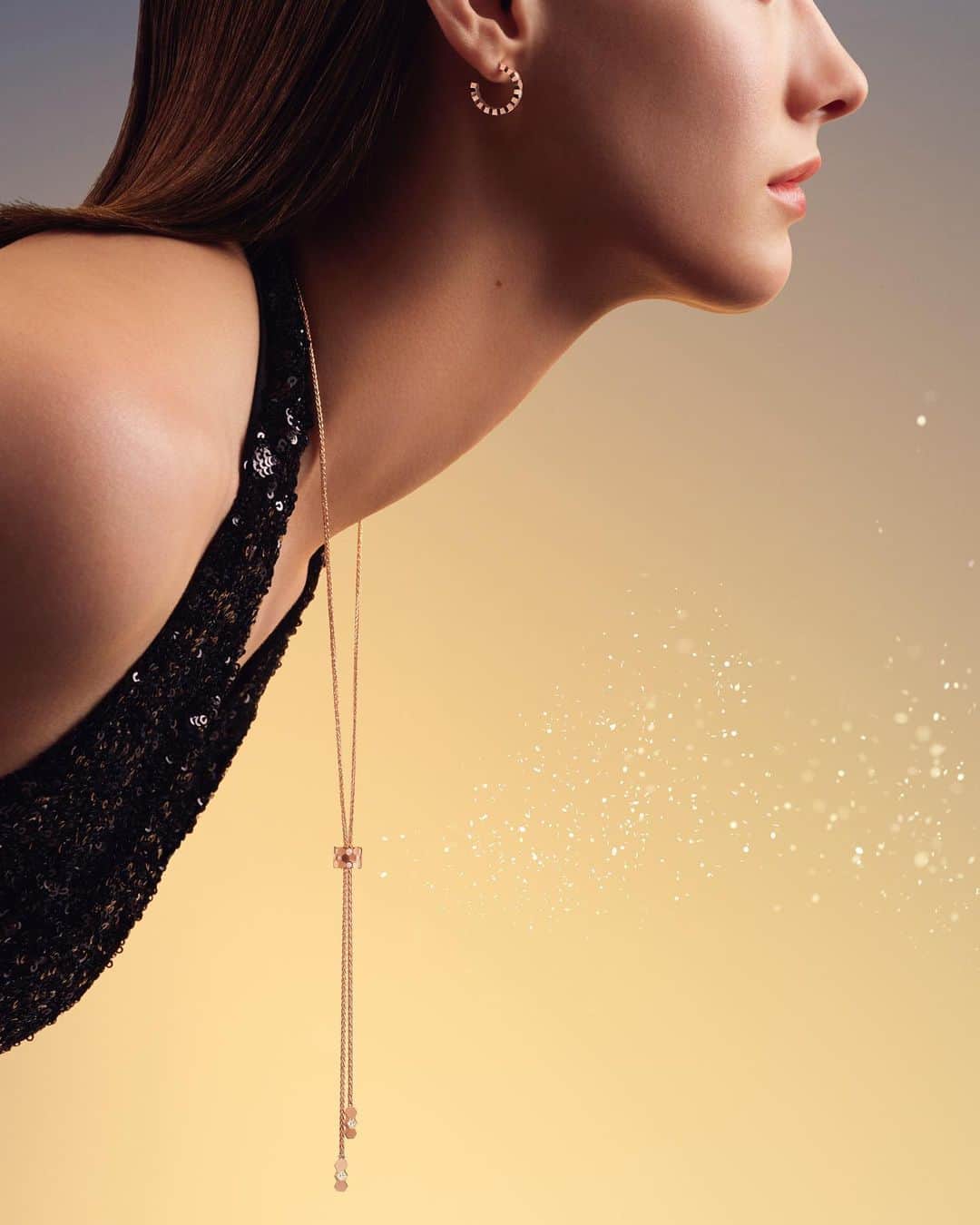 のインスタグラム：「Lean into the festivities and celebrate in style. Embrace the joy of the holiday season with Chaumet.  #Chaumet #FindYourGoldenTreasure #ChaumetTreasureHunt」