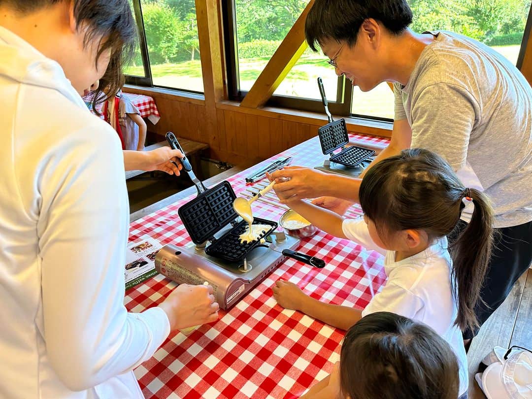 伊勢志摩エバーグレイズさんのインスタグラム写真 - (伊勢志摩エバーグレイズInstagram)「【エバーグレイズ香肌峡】 エバーグレイズのモーニングといえば？ フレンチトーストですよね🍞 ですが、エバーグレイズ香肌峡のモーニングはアメリカンワッフルをセルフメイキングスタイルでご提供🧇 自分たちで焼けるので、お子様にも大人気！ お好みにアレンジしてお召し上がりください🍴  #エバーグレイズ香肌峡 #エバキャン #アメリカン #アウトドア #キャンプ #三重県 #松阪市 #飯南町 #香肌峡 #三重旅行 #ファミリーキャンプ #ファミキャン #オートキャンプ #三重県キャンプ場 #犬とキャンプ #モーニング #アメリカンワッフル」11月28日 17時00分 - everglades_official