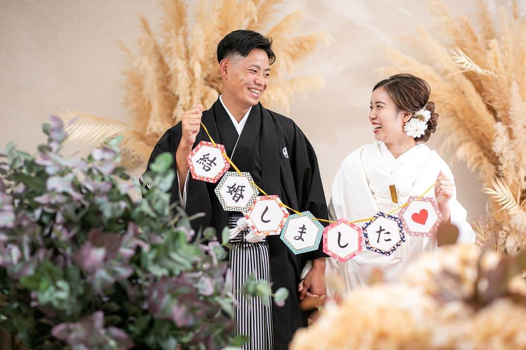 【公式】小さな結婚式さんのインスタグラム写真 - (【公式】小さな結婚式Instagram)「. @petit.wedding をフォローしてね♩ #小さな結婚式 をつけてのお写真投稿も大歓迎です♡ こちらの公式IGでリグラムさせていただきます＊ . 黄金色のパンパスグラスが輝く ナチュラルな空間での一枚♪  お子様も一緒に家族の思い出を 未来に残しませんか？ . >>#小さな結婚式千葉ミラマーレ店 . ——————— #petitwedding #ラヴィファクトリー #前撮り #結婚式 #プレ花嫁 #卒花 #家族婚 #少人数結婚式 #ウェディング #wedding #bridal #weddingdress #花嫁 #挙式 #結婚式準備 #式場探し #日本中のプレ花嫁さまと繋がりたい #結婚式の思い出に浸る会 #結婚準備 #千葉花嫁 #ウェディングフォト #花嫁コーディネート #白無垢 #和装 #スタジオフォト #家族婚 #ファミリーウェディング #2023冬婚」11月28日 17時00分 - petit.wedding