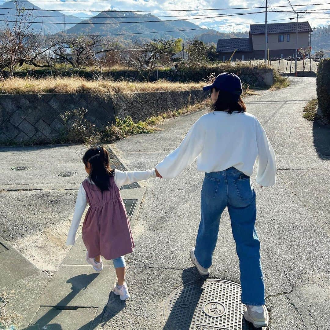 酒井蘭のインスタグラム：「#大きくなる みーさんが大きくなり過ぎていよいよ私の半分くらいになりました。 #5才女の子 #子供の成長 #ワーママの日常」