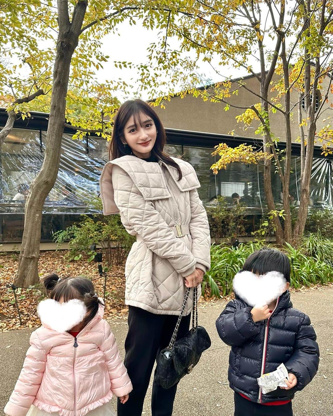 加藤瑠美さんのインスタグラム写真 - (加藤瑠美Instagram)「子どもたちと母とお出掛けな休日🍂🧡 代官山の蔦屋付近のカフェはどこも混むし並ぶのだけど、2階にあるAnjinだけはランチタイムでもスッと入れることが多く、子連れにはありがたい…🥹🍽️ 大人〜な雰囲気の空間だけどキッズメニューもあります🎶 毎年この時期に訪れているクリスマスグッズのお店に行ったり、落ち葉で遊んでみたり、楽しい一日🫶 コートは2wayで着られる @ladymade_official のもの✨  #子連れお出かけ#子連れスポット#年子#年子兄妹#年子ママ#東京ママ#ladymade」11月28日 17時12分 - katorubi