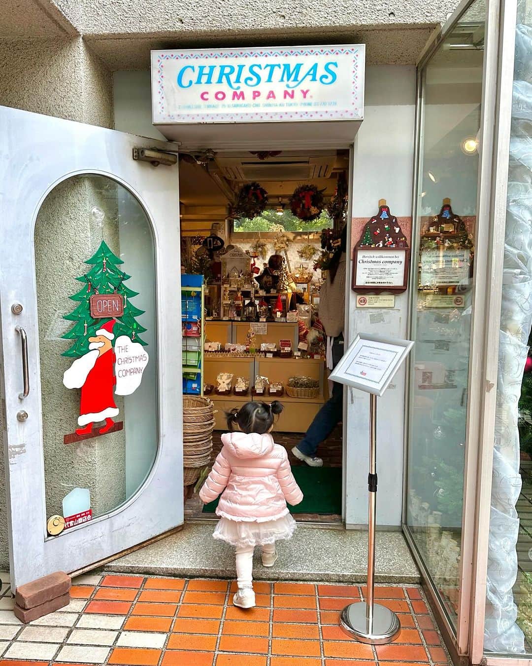 加藤瑠美さんのインスタグラム写真 - (加藤瑠美Instagram)「子どもたちと母とお出掛けな休日🍂🧡 代官山の蔦屋付近のカフェはどこも混むし並ぶのだけど、2階にあるAnjinだけはランチタイムでもスッと入れることが多く、子連れにはありがたい…🥹🍽️ 大人〜な雰囲気の空間だけどキッズメニューもあります🎶 毎年この時期に訪れているクリスマスグッズのお店に行ったり、落ち葉で遊んでみたり、楽しい一日🫶 コートは2wayで着られる @ladymade_official のもの✨  #子連れお出かけ#子連れスポット#年子#年子兄妹#年子ママ#東京ママ#ladymade」11月28日 17時12分 - katorubi