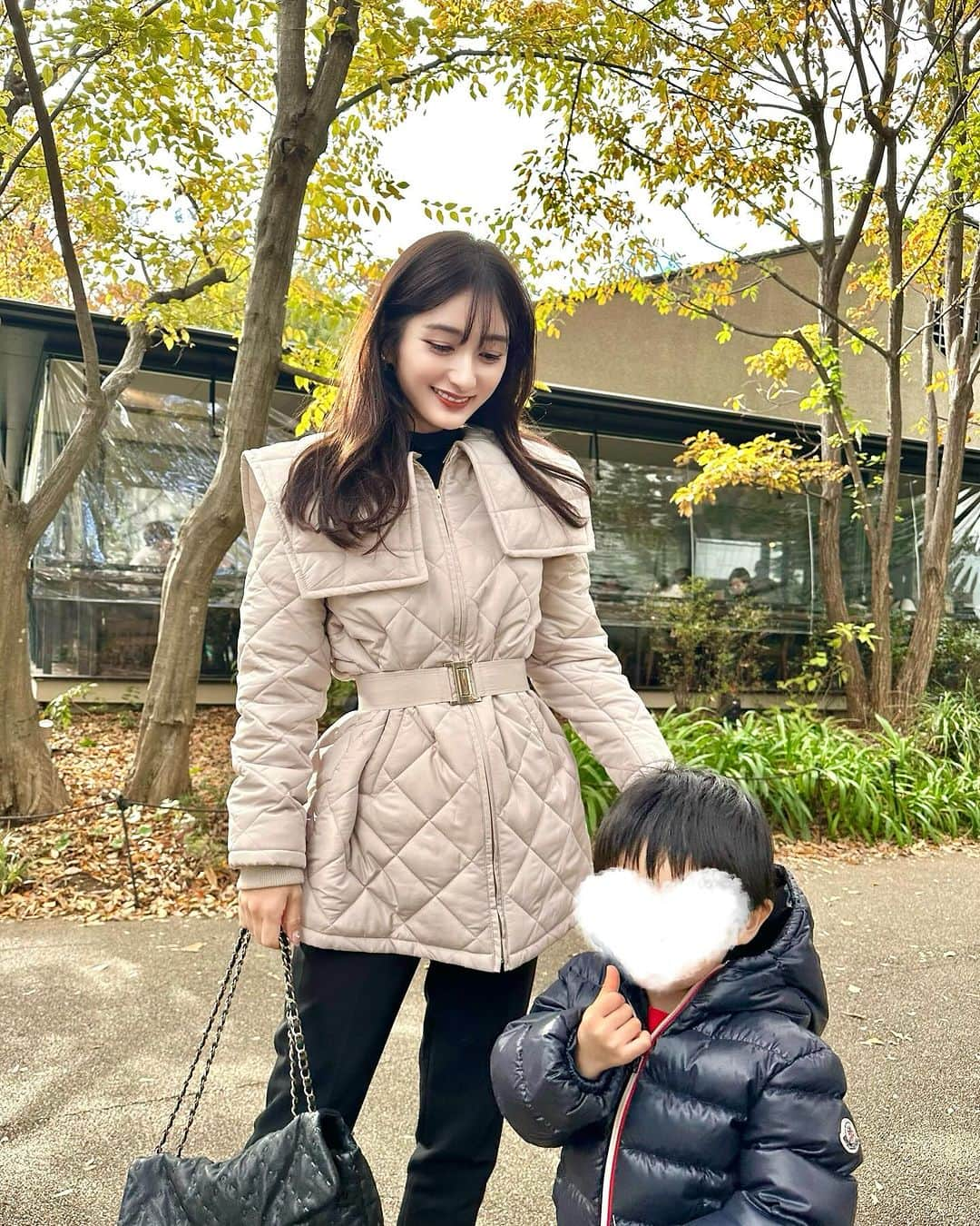 加藤瑠美のインスタグラム：「子どもたちと母とお出掛けな休日🍂🧡 代官山の蔦屋付近のカフェはどこも混むし並ぶのだけど、2階にあるAnjinだけはランチタイムでもスッと入れることが多く、子連れにはありがたい…🥹🍽️ 大人〜な雰囲気の空間だけどキッズメニューもあります🎶 毎年この時期に訪れているクリスマスグッズのお店に行ったり、落ち葉で遊んでみたり、楽しい一日🫶 コートは2wayで着られる @ladymade_official のもの✨  #子連れお出かけ#子連れスポット#年子#年子兄妹#年子ママ#東京ママ#ladymade」