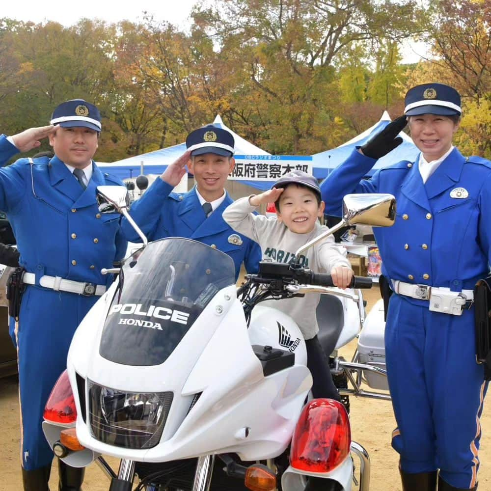 大阪府警察さんのインスタグラム写真 - (大阪府警察Instagram)「【OBCラジオまつりで警察広報】 令和5年11月23日、大阪城公園「太陽の広場」で開催された『第35回OBCラジオまつり ふれあい広場2023』に参加し、警察コーナーを設置するとともに、府警音楽隊による演奏・演技や生活安全指導班による防犯教室を行いました。  #大阪府警察公式 #大阪府警察 #大阪府警 #府警 #警察 #警察官 #おまわりさん #OBCラジオまつり2023 #警察コーナー #白バイ #パトカー #敬礼 #音楽隊 #生活安全指導班 #防犯ボランティア #みっくす #大阪府警察シンボルマスコット #フーくんケイちゃん #安全安心」11月28日 17時13分 - fukei_koho