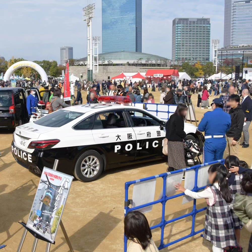 大阪府警察さんのインスタグラム写真 - (大阪府警察Instagram)「【OBCラジオまつりで警察広報】 令和5年11月23日、大阪城公園「太陽の広場」で開催された『第35回OBCラジオまつり ふれあい広場2023』に参加し、警察コーナーを設置するとともに、府警音楽隊による演奏・演技や生活安全指導班による防犯教室を行いました。  #大阪府警察公式 #大阪府警察 #大阪府警 #府警 #警察 #警察官 #おまわりさん #OBCラジオまつり2023 #警察コーナー #白バイ #パトカー #敬礼 #音楽隊 #生活安全指導班 #防犯ボランティア #みっくす #大阪府警察シンボルマスコット #フーくんケイちゃん #安全安心」11月28日 17時13分 - fukei_koho
