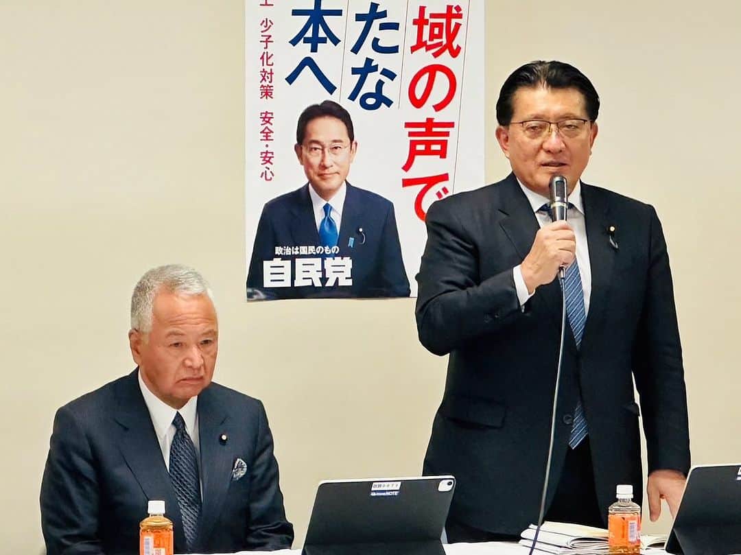 平井卓也のインスタグラム：「デジタル本部AIの進化と実装に関するPT・ 経済安保本部合同会議。今回は、AI 分野における世界の中での日本の勝ち筋というテーマで、千葉工業大学の伊藤穰一学長、東京大学の松尾豊教授という日本を代表するAIの第一人者からヒアリング。とても良い情報共有ができました。 #平井卓也 #AI」