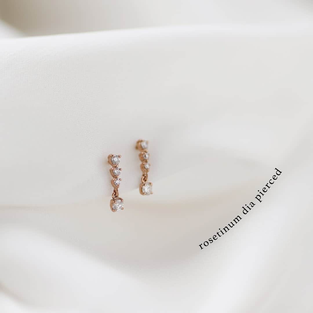 SIENAさんのインスタグラム写真 - (SIENAInstagram)「ANNIVERSARY jewelry  動くたび可憐に揺れるスイングダイヤピアス。小ぶりながらもダイヤのサイズに強弱をつけたことで洗練された印象に仕上がりました。ロゼチナの優しい色合いが耳元を印象的に魅せてくれます。  #sienarose」11月28日 17時05分 - sienarose_official
