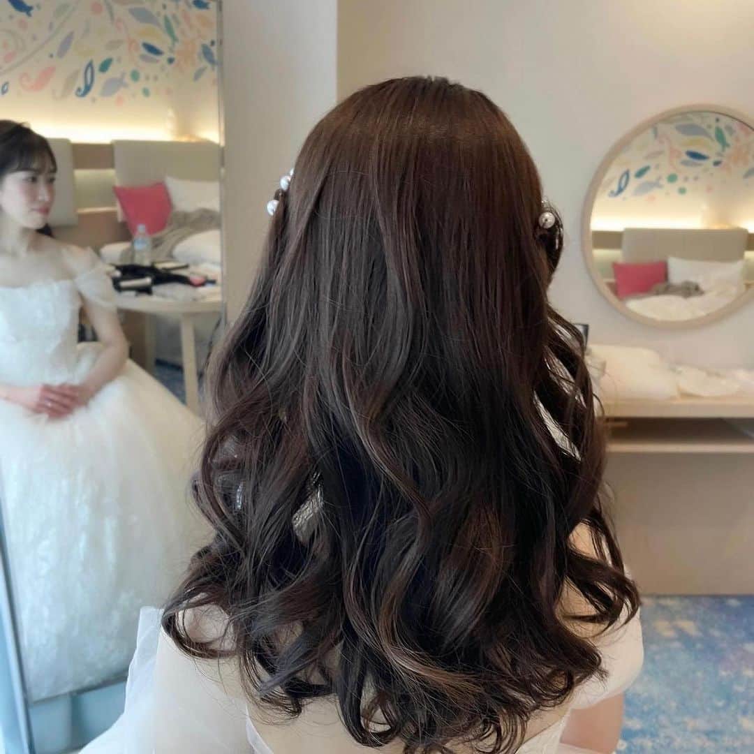 Choole 業界初、オンライン結婚式準備サービスさんのインスタグラム写真 - (Choole 業界初、オンライン結婚式準備サービスInstagram)「【 #ダウンスタイル 】 #ウエディングヘア  #ウエディングドレス  #ウエディングヘアメイク  #花嫁ヘア  こんばんは！トキハナ編集部です✨  今回は保存No1✨ダウンスタイルヘアアレンジ6選をご紹介します💗 - - - - - - - -  Photo by @sakiho.bridal  - - - - - - - —   ——————————————————  ⚜️トキハナInstagramとは？  ・結婚式準備に役立つ情報を毎日投稿♡  ・まだ結婚式場が決まっていない花嫁さまへ🌸  ドレス試着・パーソナルカラー診断イベント  定期開催中👗🌈   ・お見逃しのないよう  @tokihana_weddingからフォローください✨   ⚜️トキハナって？   LINEで式場探し使いやすさNo.1✨  『結婚式場見学予約サイト👰🏻‍♀️』    🕊トキハナの特徴🕊   ・持ち込みOKの式場掲載数No.1(自社調べ)👑  ・即決不要で、最大割引が貰える💰  ・自分たちの費用が見学前にわかるから安心💛  ・LINEでいつでも元プランナーに相談できる💡  ・カンタン診断で好みの式場が見つけられる💖  ・ドレス最大50%オフクーポンもget👗  登録はID検索orQRコードから▼   ID:@608xvfyd  —————————————————   #ウエディングドレス #カラードレス #ドレス #ドレス試着 #ドレス迷子 #ドレス探し  #結婚式 #結婚式準備 #プレ花嫁 #卒花嫁 #トキハナ」11月28日 17時09分 - tokihana_wedding