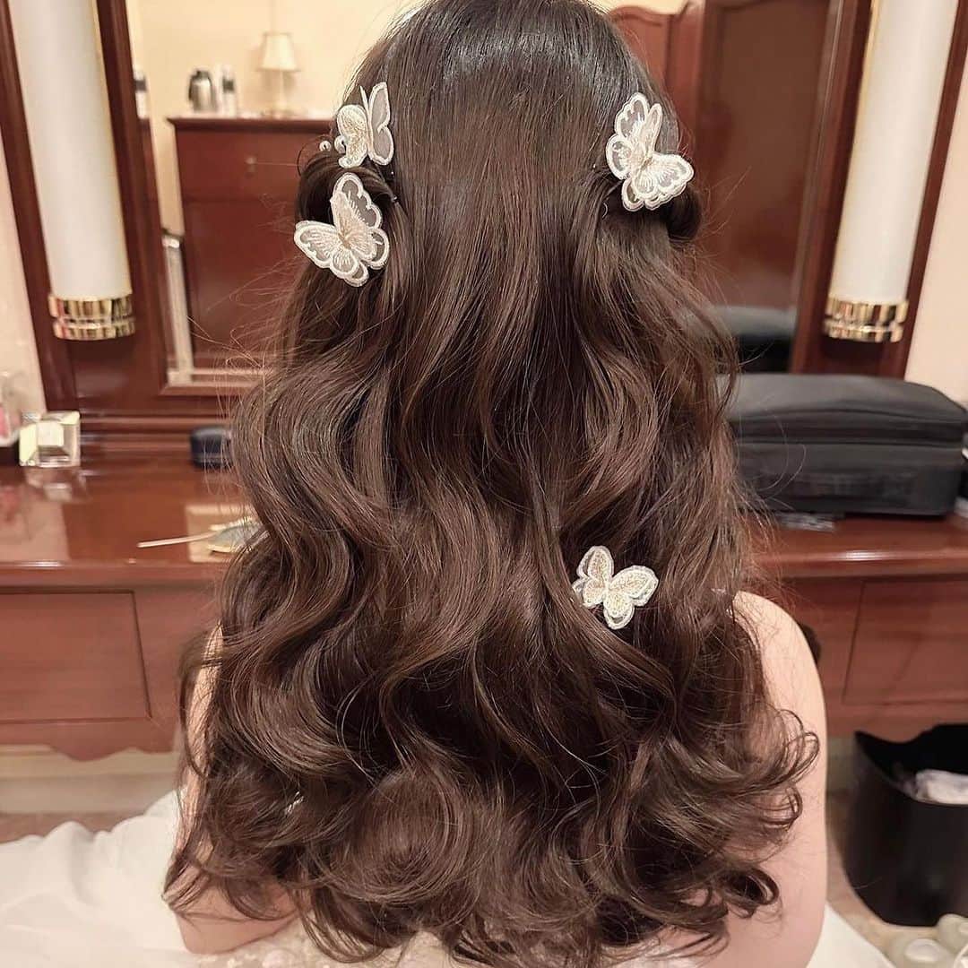 Choole 業界初、オンライン結婚式準備サービスさんのインスタグラム写真 - (Choole 業界初、オンライン結婚式準備サービスInstagram)「【 #ダウンスタイル 】 #ウエディングヘア  #ウエディングドレス  #ウエディングヘアメイク  #花嫁ヘア  こんばんは！トキハナ編集部です✨  今回は保存No1✨ダウンスタイルヘアアレンジ6選をご紹介します💗 - - - - - - - -  Photo by @sakiho.bridal  - - - - - - - —   ——————————————————  ⚜️トキハナInstagramとは？  ・結婚式準備に役立つ情報を毎日投稿♡  ・まだ結婚式場が決まっていない花嫁さまへ🌸  ドレス試着・パーソナルカラー診断イベント  定期開催中👗🌈   ・お見逃しのないよう  @tokihana_weddingからフォローください✨   ⚜️トキハナって？   LINEで式場探し使いやすさNo.1✨  『結婚式場見学予約サイト👰🏻‍♀️』    🕊トキハナの特徴🕊   ・持ち込みOKの式場掲載数No.1(自社調べ)👑  ・即決不要で、最大割引が貰える💰  ・自分たちの費用が見学前にわかるから安心💛  ・LINEでいつでも元プランナーに相談できる💡  ・カンタン診断で好みの式場が見つけられる💖  ・ドレス最大50%オフクーポンもget👗  登録はID検索orQRコードから▼   ID:@608xvfyd  —————————————————   #ウエディングドレス #カラードレス #ドレス #ドレス試着 #ドレス迷子 #ドレス探し  #結婚式 #結婚式準備 #プレ花嫁 #卒花嫁 #トキハナ」11月28日 17時09分 - tokihana_wedding