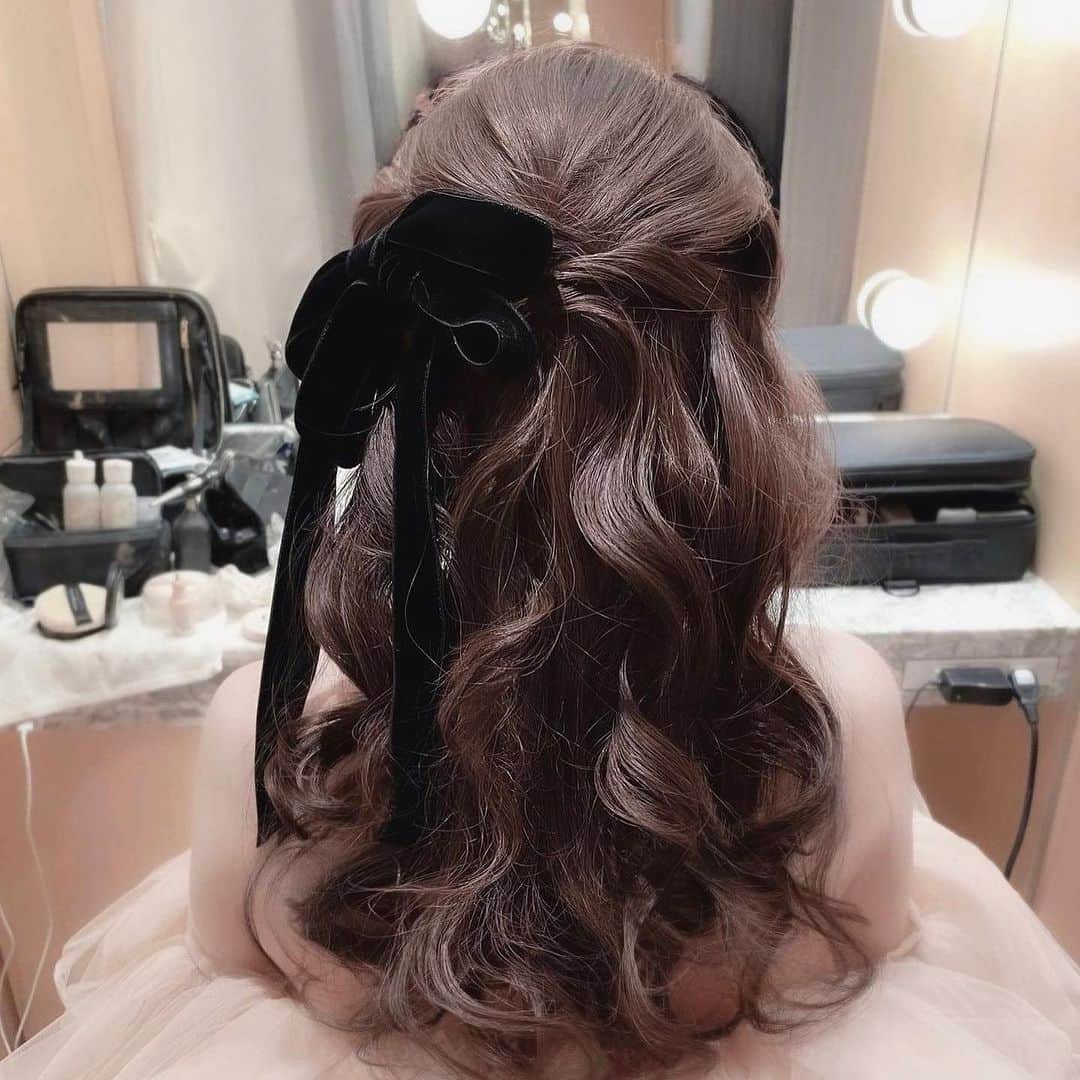 Choole 業界初、オンライン結婚式準備サービスさんのインスタグラム写真 - (Choole 業界初、オンライン結婚式準備サービスInstagram)「【 #ダウンスタイル 】 #ウエディングヘア  #ウエディングドレス  #ウエディングヘアメイク  #花嫁ヘア  こんばんは！トキハナ編集部です✨  今回は保存No1✨ダウンスタイルヘアアレンジ6選をご紹介します💗 - - - - - - - -  Photo by @sakiho.bridal  - - - - - - - —   ——————————————————  ⚜️トキハナInstagramとは？  ・結婚式準備に役立つ情報を毎日投稿♡  ・まだ結婚式場が決まっていない花嫁さまへ🌸  ドレス試着・パーソナルカラー診断イベント  定期開催中👗🌈   ・お見逃しのないよう  @tokihana_weddingからフォローください✨   ⚜️トキハナって？   LINEで式場探し使いやすさNo.1✨  『結婚式場見学予約サイト👰🏻‍♀️』    🕊トキハナの特徴🕊   ・持ち込みOKの式場掲載数No.1(自社調べ)👑  ・即決不要で、最大割引が貰える💰  ・自分たちの費用が見学前にわかるから安心💛  ・LINEでいつでも元プランナーに相談できる💡  ・カンタン診断で好みの式場が見つけられる💖  ・ドレス最大50%オフクーポンもget👗  登録はID検索orQRコードから▼   ID:@608xvfyd  —————————————————   #ウエディングドレス #カラードレス #ドレス #ドレス試着 #ドレス迷子 #ドレス探し  #結婚式 #結婚式準備 #プレ花嫁 #卒花嫁 #トキハナ」11月28日 17時09分 - tokihana_wedding