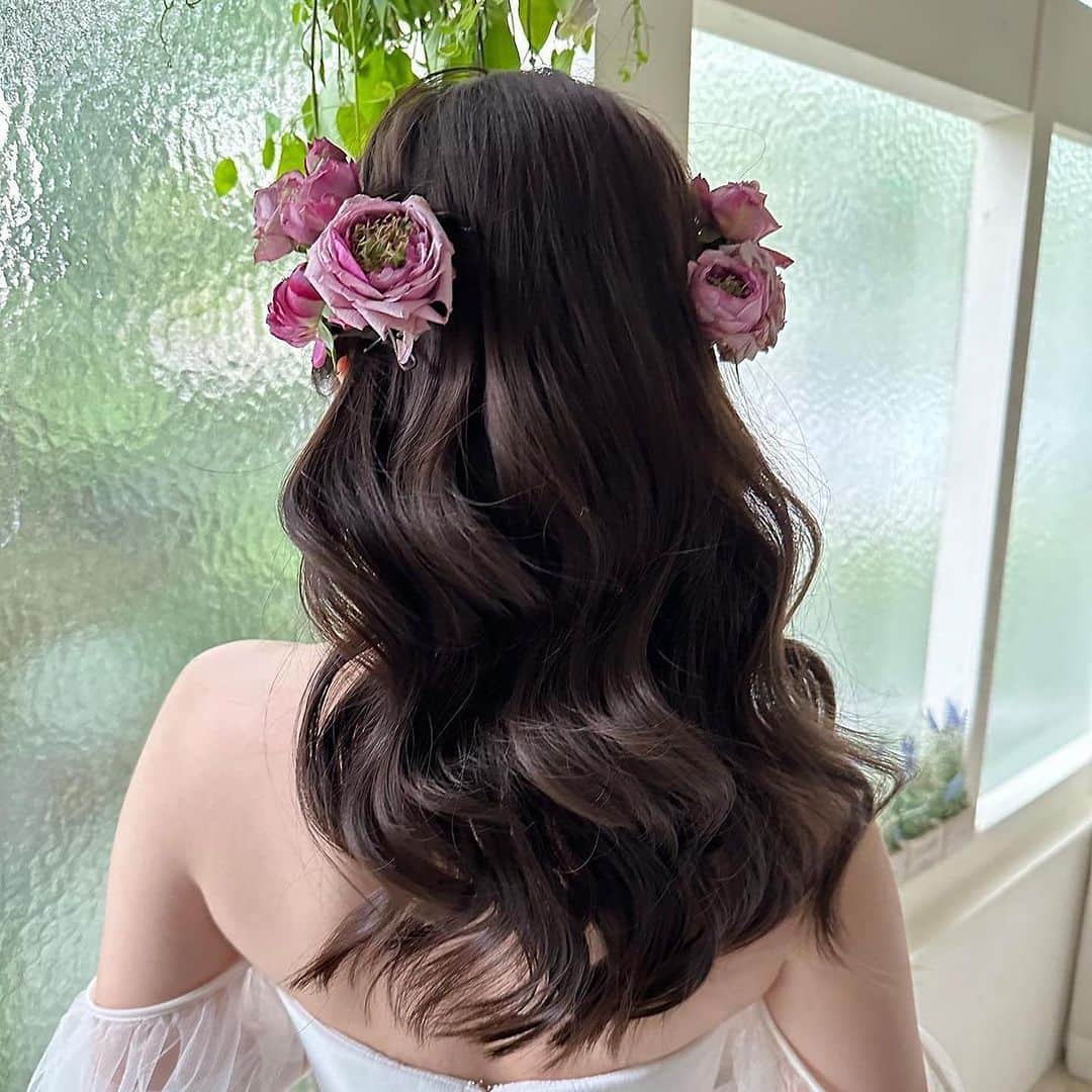 Choole 業界初、オンライン結婚式準備サービスさんのインスタグラム写真 - (Choole 業界初、オンライン結婚式準備サービスInstagram)「【 #ダウンスタイル 】 #ウエディングヘア  #ウエディングドレス  #ウエディングヘアメイク  #花嫁ヘア  こんばんは！トキハナ編集部です✨  今回は保存No1✨ダウンスタイルヘアアレンジ6選をご紹介します💗 - - - - - - - -  Photo by @sakiho.bridal  - - - - - - - —   ——————————————————  ⚜️トキハナInstagramとは？  ・結婚式準備に役立つ情報を毎日投稿♡  ・まだ結婚式場が決まっていない花嫁さまへ🌸  ドレス試着・パーソナルカラー診断イベント  定期開催中👗🌈   ・お見逃しのないよう  @tokihana_weddingからフォローください✨   ⚜️トキハナって？   LINEで式場探し使いやすさNo.1✨  『結婚式場見学予約サイト👰🏻‍♀️』    🕊トキハナの特徴🕊   ・持ち込みOKの式場掲載数No.1(自社調べ)👑  ・即決不要で、最大割引が貰える💰  ・自分たちの費用が見学前にわかるから安心💛  ・LINEでいつでも元プランナーに相談できる💡  ・カンタン診断で好みの式場が見つけられる💖  ・ドレス最大50%オフクーポンもget👗  登録はID検索orQRコードから▼   ID:@608xvfyd  —————————————————   #ウエディングドレス #カラードレス #ドレス #ドレス試着 #ドレス迷子 #ドレス探し  #結婚式 #結婚式準備 #プレ花嫁 #卒花嫁 #トキハナ」11月28日 17時09分 - tokihana_wedding