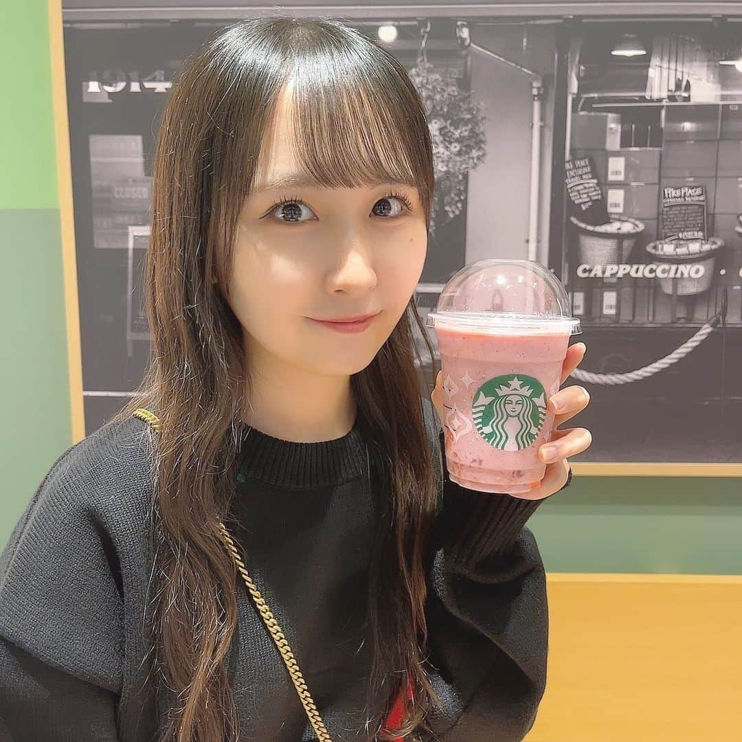 山邊歩夢さんのインスタグラム写真 - (山邊歩夢Instagram)「🍓♡🥛 * * 年中フラペチーノ派です！ * * #スターバックスコーヒー #スターバックス #スタバ #starbackscoffee #starbacks #フラペチーノ #myフルーツフラペチーノ #myfruits #フラペチーノカスタム」11月28日 17時10分 - ayuyamabe_official