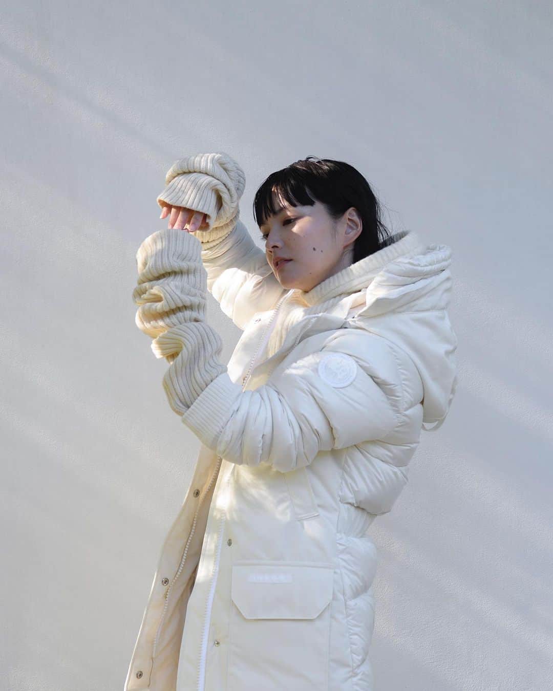 The Fashion Postさんのインスタグラム写真 - (The Fashion PostInstagram)「#fashion CANADA GOOSE with Kozue Akimoto & Hio Miyazawa 『自然とともに、胸をはって生きる。秋元梢と宮沢氷魚が出会うカナダグースの「LIVE IN THE OPEN」Vol.3』  さりげなく絞られたウエストがスマートなシルエットを生み出すトリリウム パーカを、リサイクルオーガニックアークティックテック®とリサイクルナイロンの異素材を組み合わせでアップデートしたパラダイム トリリウム パーカ。秋元は、同色のニットドレスやアームウォーマーを組み合わせ、絶妙に異なる色合いのバランスを楽しみながら、モードに着こなす。  model: hio miyazawa & kozue akimoto photography: taro mizutani videography: rei takaji styling: rena semba hair & makeup (hio): taro yoshida hair (kozue): shotaro makeup (kozue): yoshiko arai edit & text: manaha hosoda & yuki namba  #TFP #TheFashionPost #canadagoose #カナダグース #秋元梢 #kozueakimoto #宮沢氷魚 #hiomiyazawa #pr」11月28日 17時10分 - tfpjp