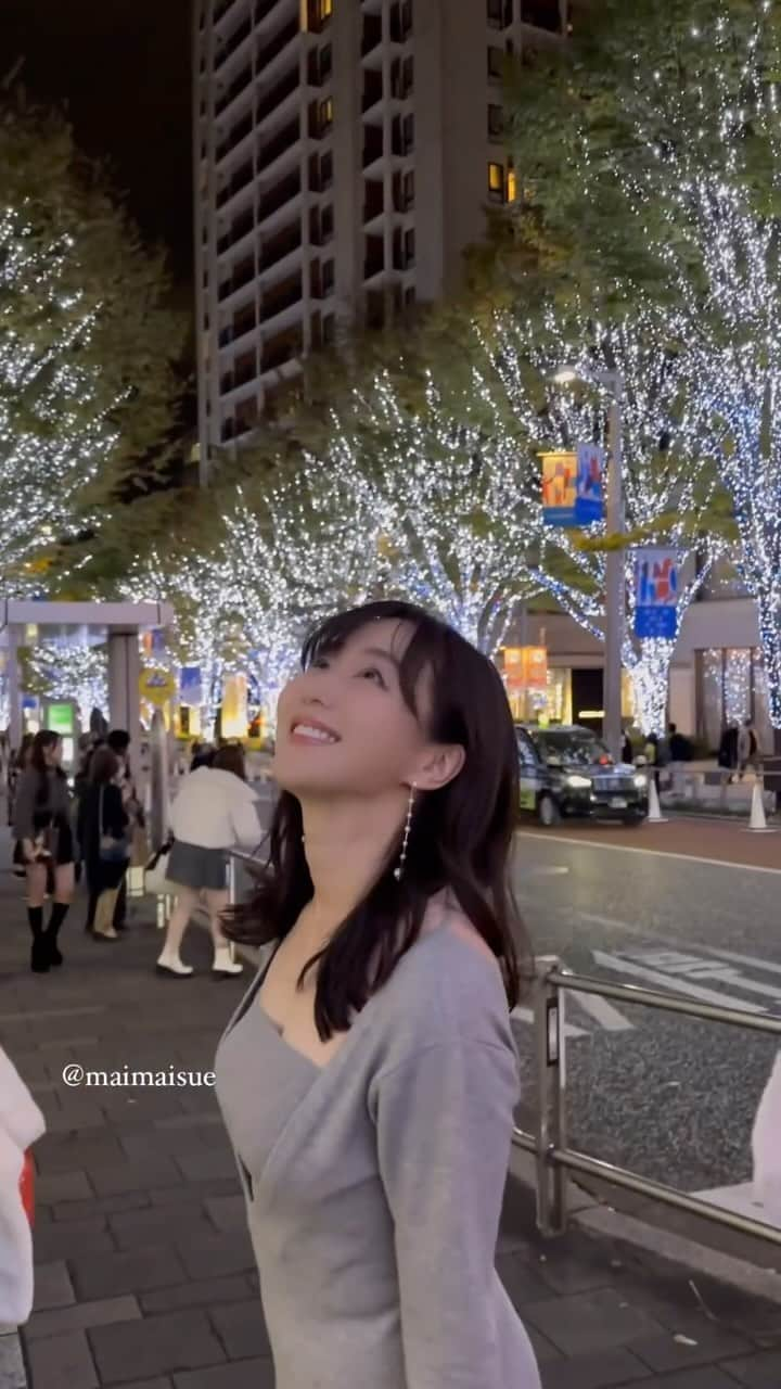 村上麻衣のインスタグラム：「今年も、けやき坂のイルミネーションへ🎄✨  私は「恒例の〜」というのが好きなので、  昨年と同じ人と行って 同じ感じで撮ってもらい 昨年と同じ音楽で リールを作ってみました🤭🎄🩷✨  昨年と違うのは、 東京タワーの色と🗼 人の多さと 私の1.5㌔ほどの成長かな‥🐷  #けやき坂 #けやき坂イルミネーション #六本木 #六本木イルミネーション #クリスマスイルミネーション #東京イルミネーション  #東京デート #夜景スポット #夜景デート #Japan#tokyo #tokyostreet #クリスマス #xmas #christmas」