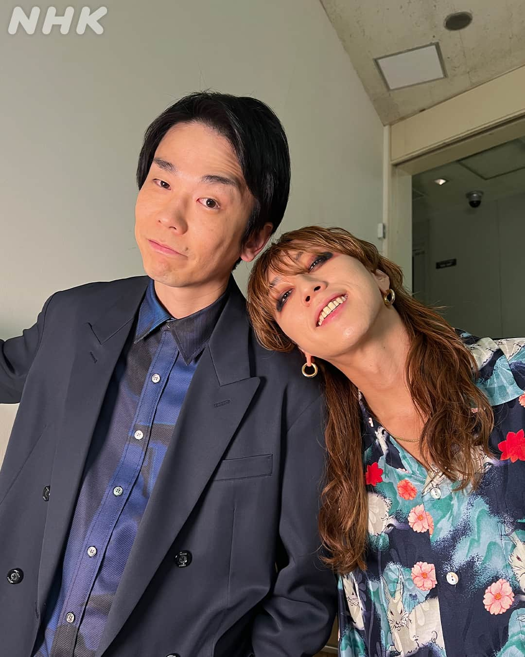 NHK「シブヤノオト」さんのインスタグラム写真 - (NHK「シブヤノオト」Instagram)「✨#Venue101 見逃し配信中✨  #濱家さん の元カノに似ているらしい🤔 疑惑の２人がついに❣  MC #濱家隆一 と #SUPERBEAVER の #渋谷龍太 さん のデート現場を激写📸💗  #ノリノリでポーズを決めてくれました😂」11月28日 19時00分 - nhk_venue101